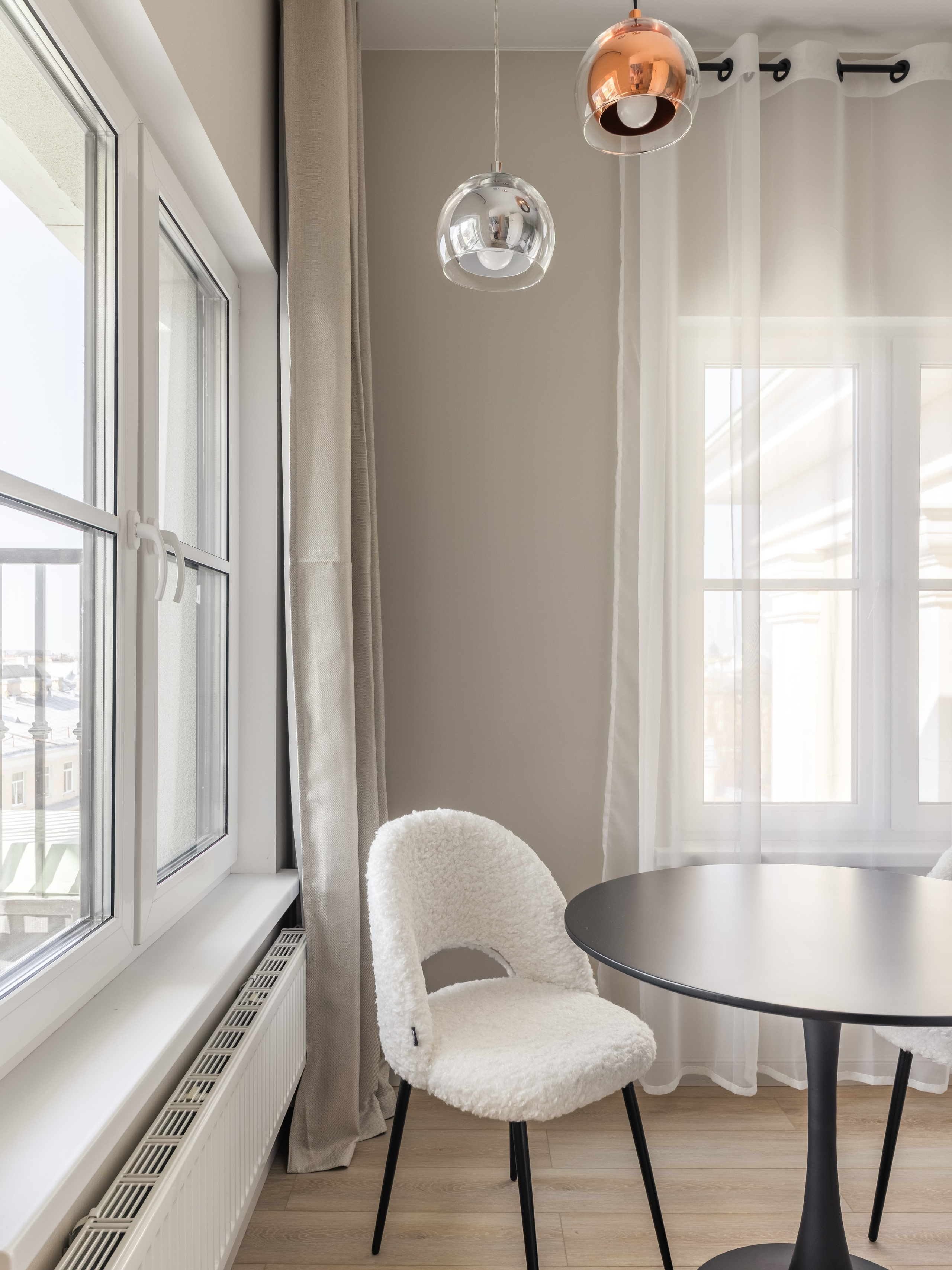 Яркий интерьер кухни ЖК Наследие дизайнер Ксения Новикова ksudsgn цветной акцент аренда Санкт-Петербург нестандартное планировочное решение