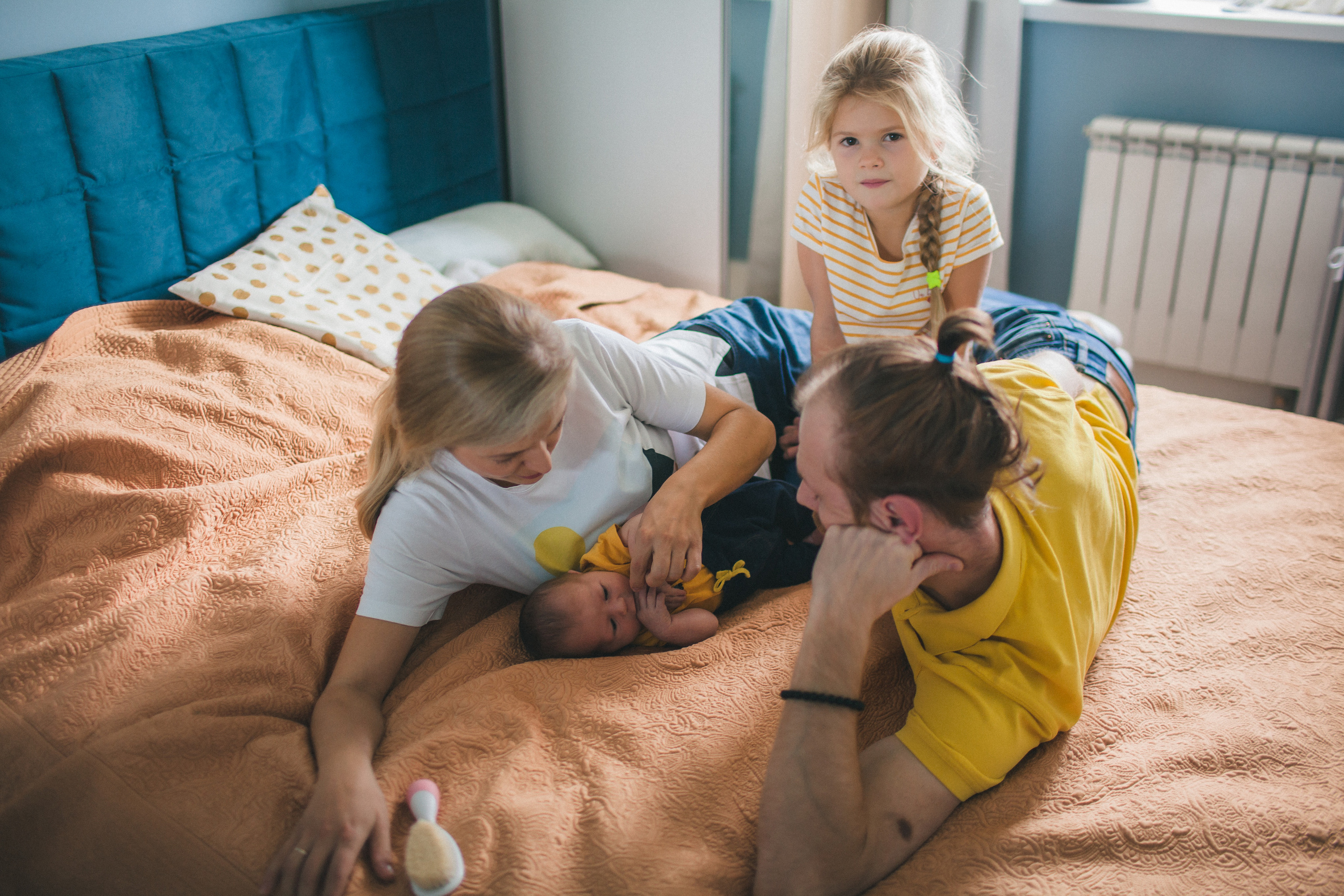 Домашняя семейная съёмка с младенцем. Семейный фотограф в Москве Наталья Чуб, заказать Фотокнигу