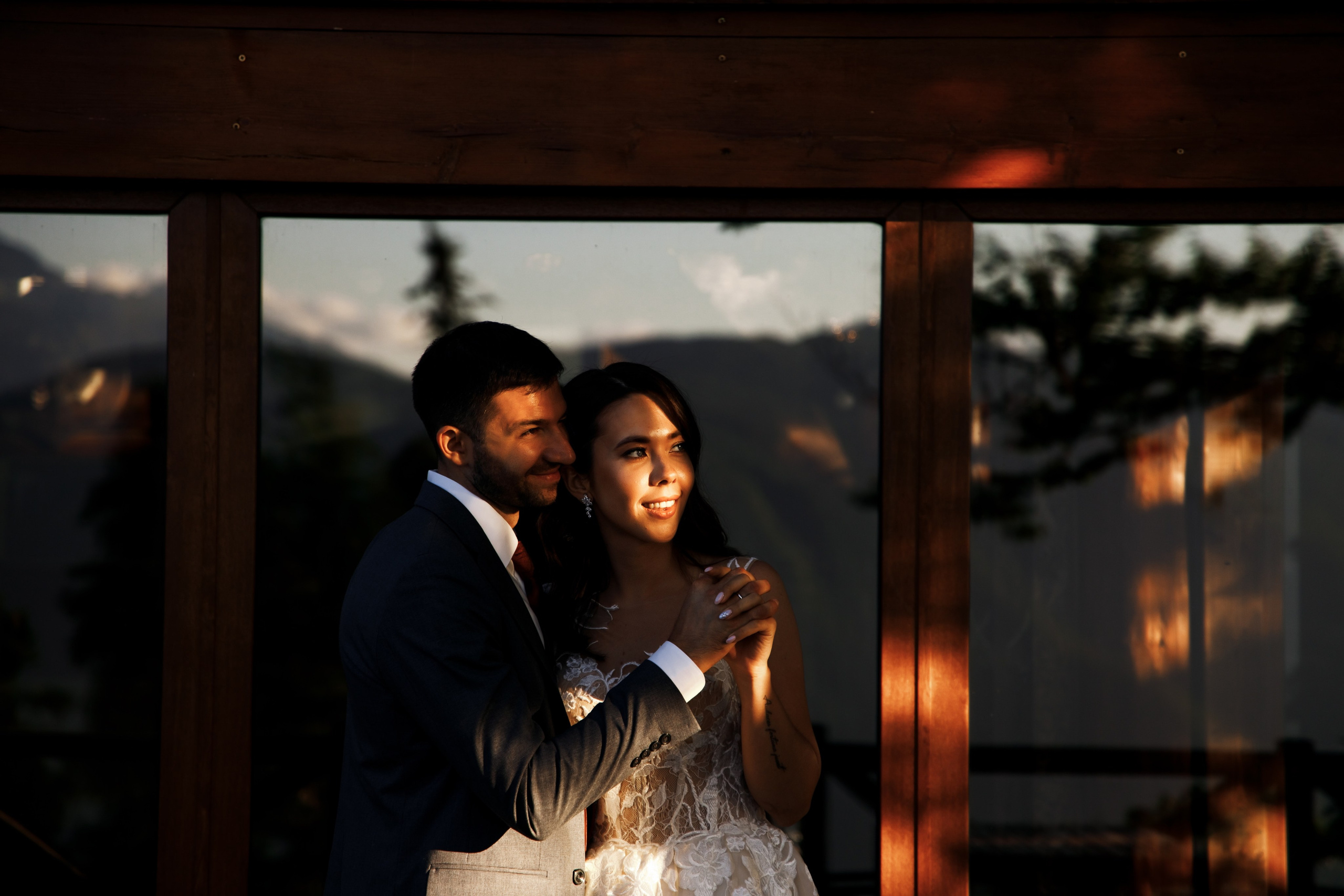 Невеста смеется во время фотосессии в горах Сочи