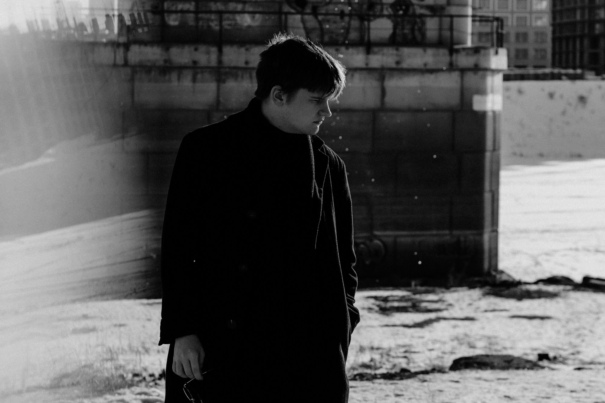 Стильный мужской образ на фоне городской архитектуры