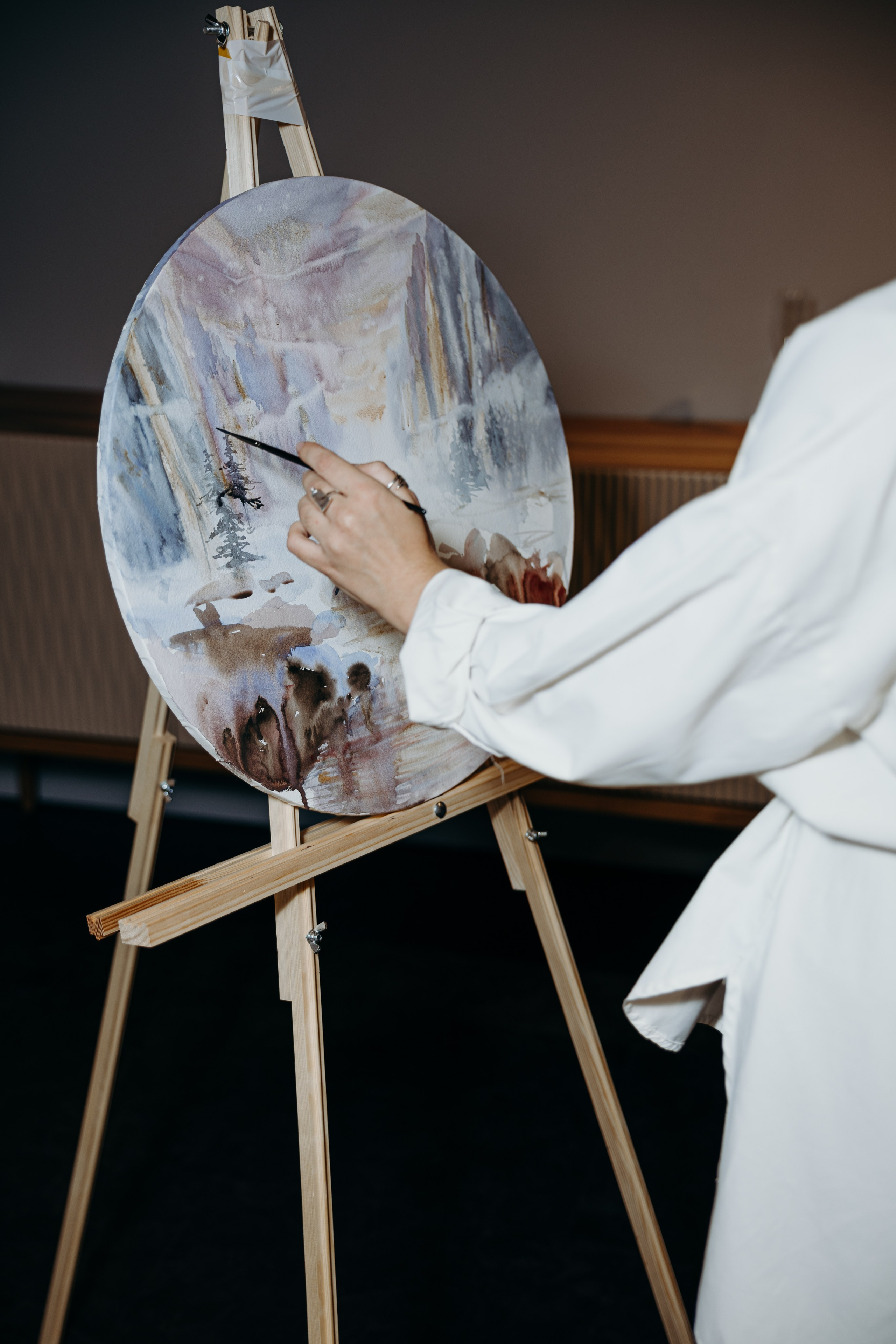 Репортажная фотосессия художницы в мебельной салоне