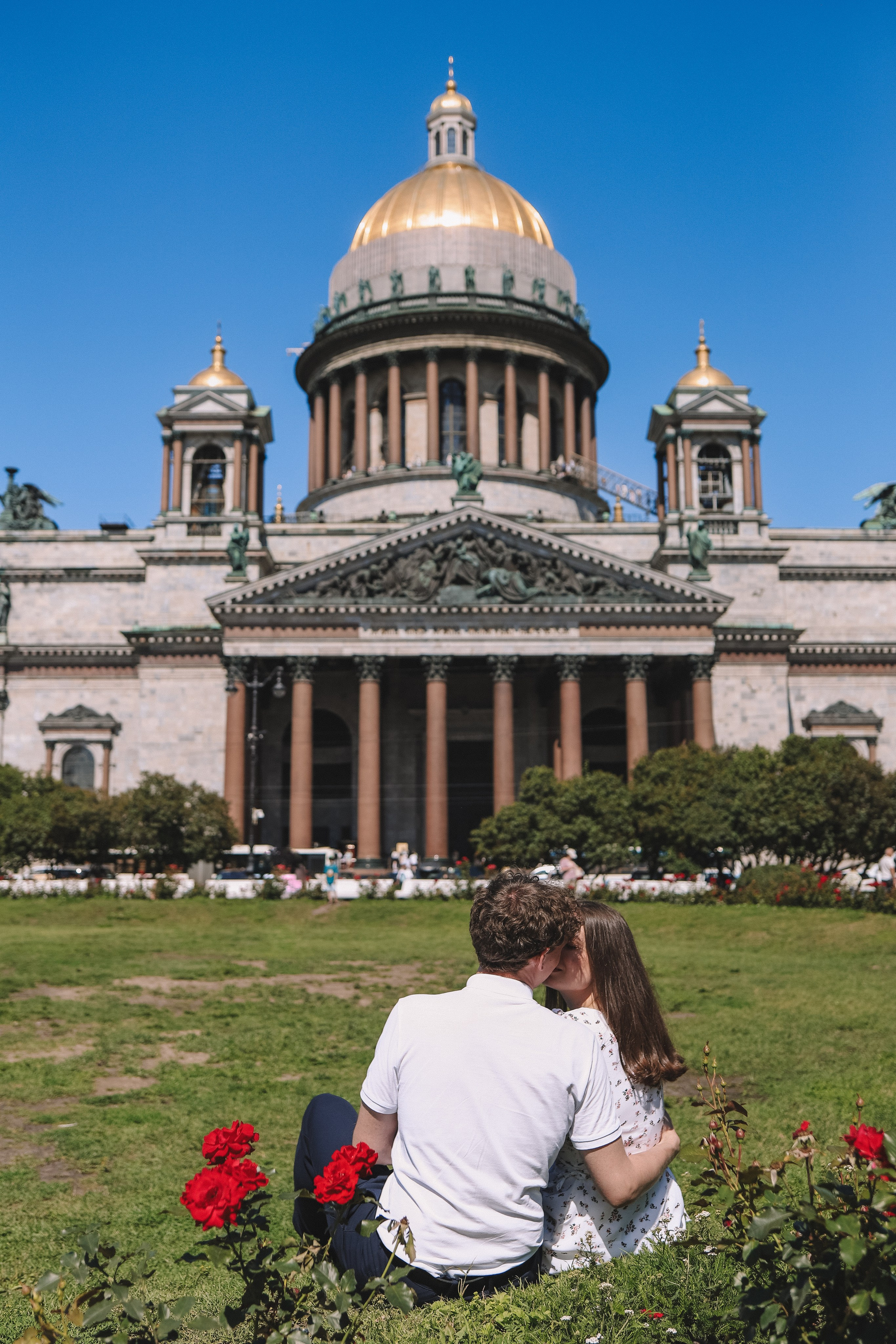 Парень и девушка сидят у Исаакиевского собора, Love Story СПб