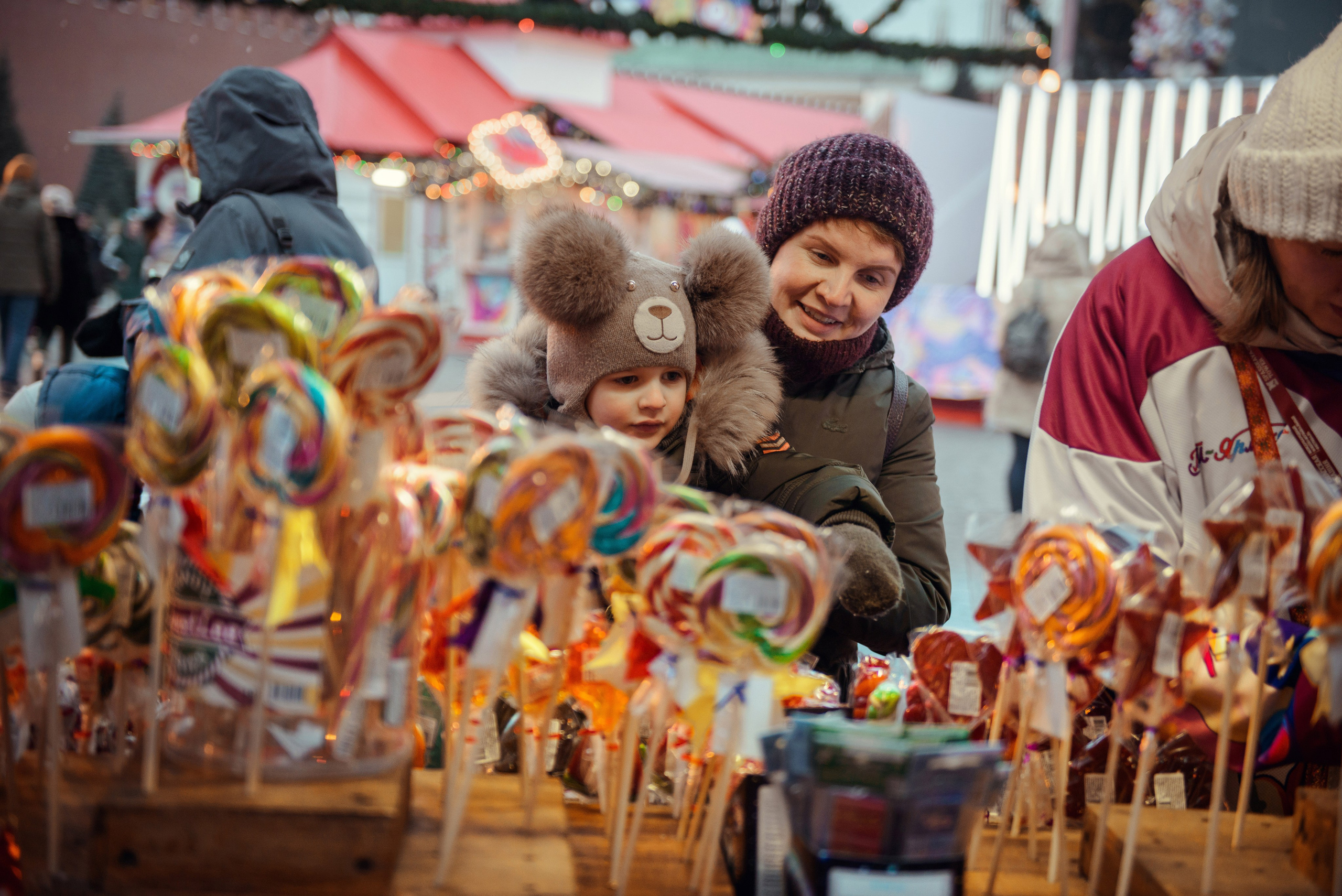 family photo shoot walking in the city. New Year Christmas photoshoot (Photographer in Edinburgh Elena Carruthers)