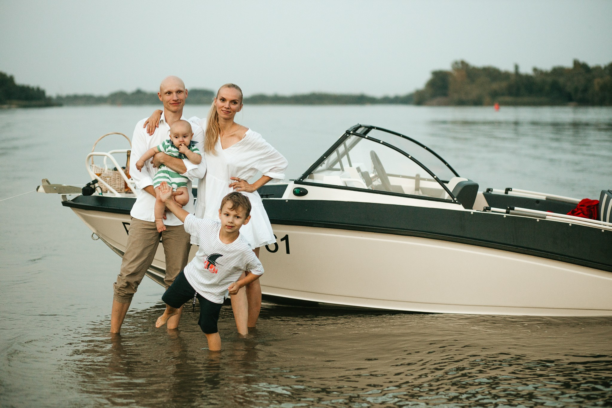 Семейная фотосессия династии Бегма: Съемка у катера на Дону. Семейный и свадебный фотограф Ростове-на-Дону