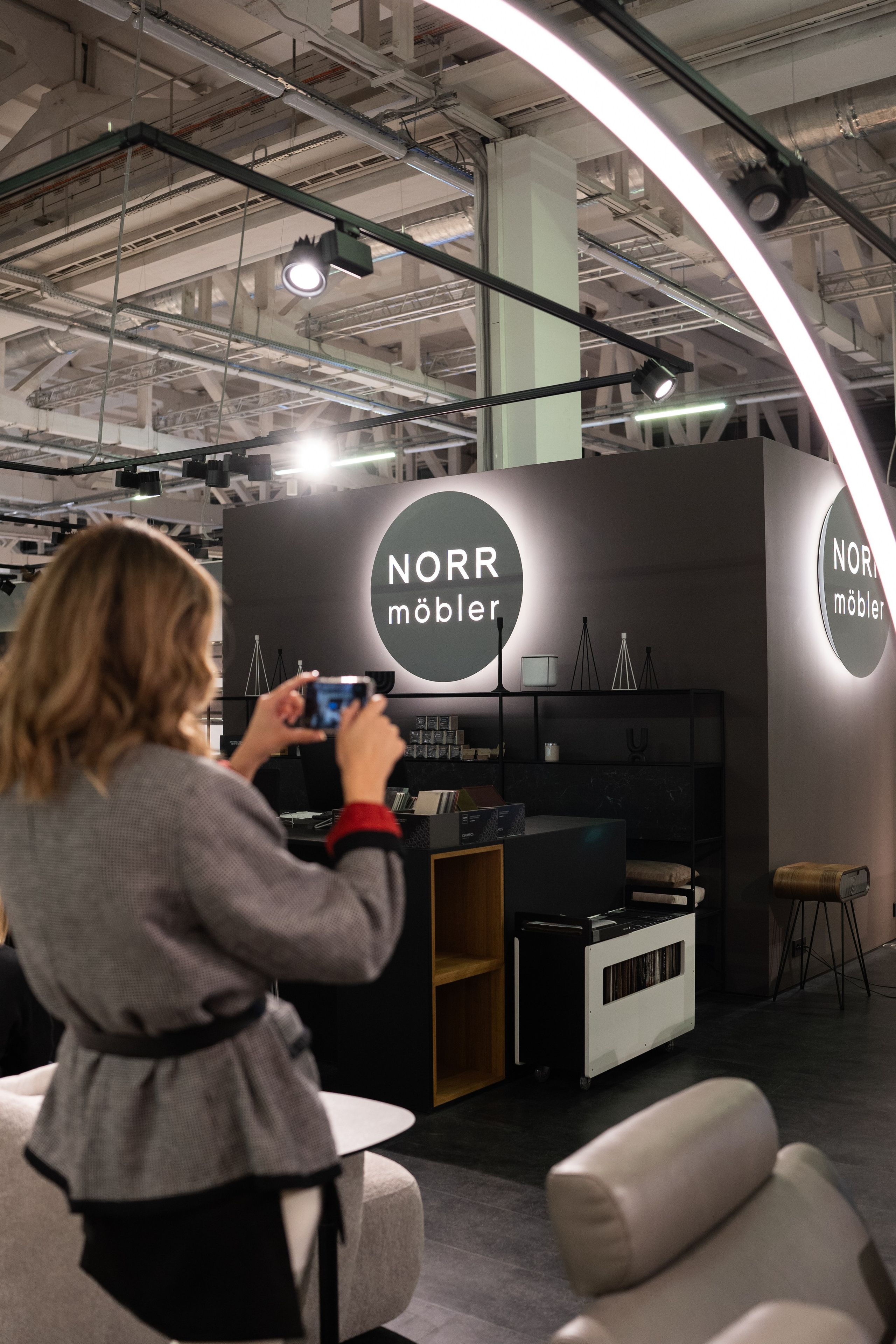 Разработка логотипа, фирменного стиля, создание коллекции мебели и предметов декора, дизайн-проект шоурумов с нуля