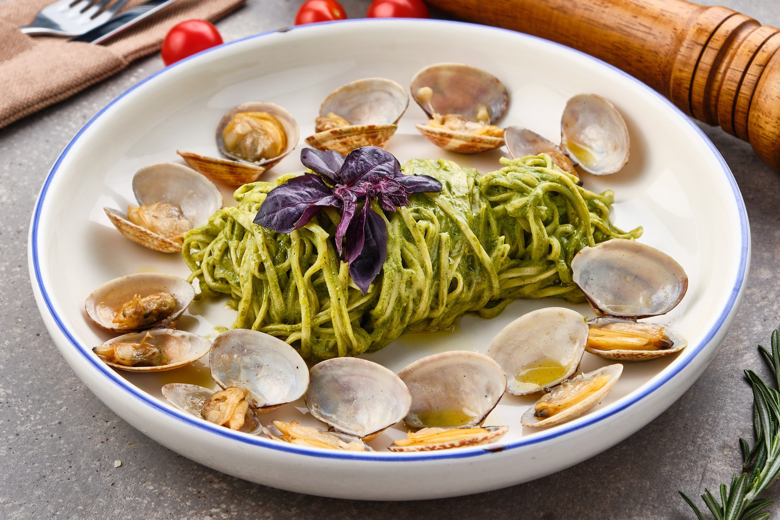 მწვანე პასტა კლამებით — ახლო ფოტო რესტორნის საიტისა და მენიუსთვის თბილისში