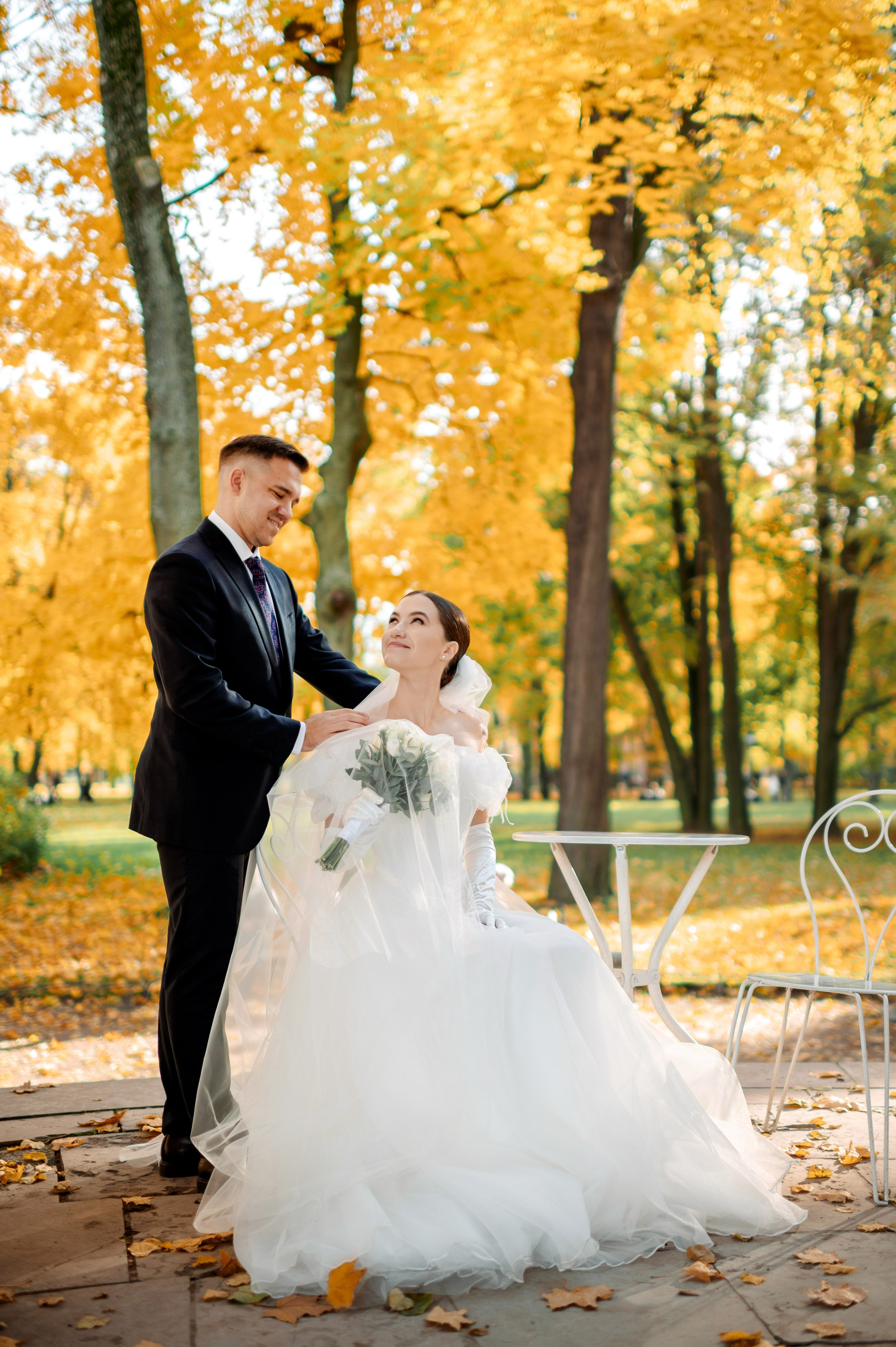 Осенняя великолепная свадебная прогулка жениха и невесты в октябре в Санкт-Петербурге в Михайловском парке и у Атлантов на Миллионной улице. Портретный, семейный и свадебный фотограф в Санкт-Петербурге и в Пушкине Ширяев Денис