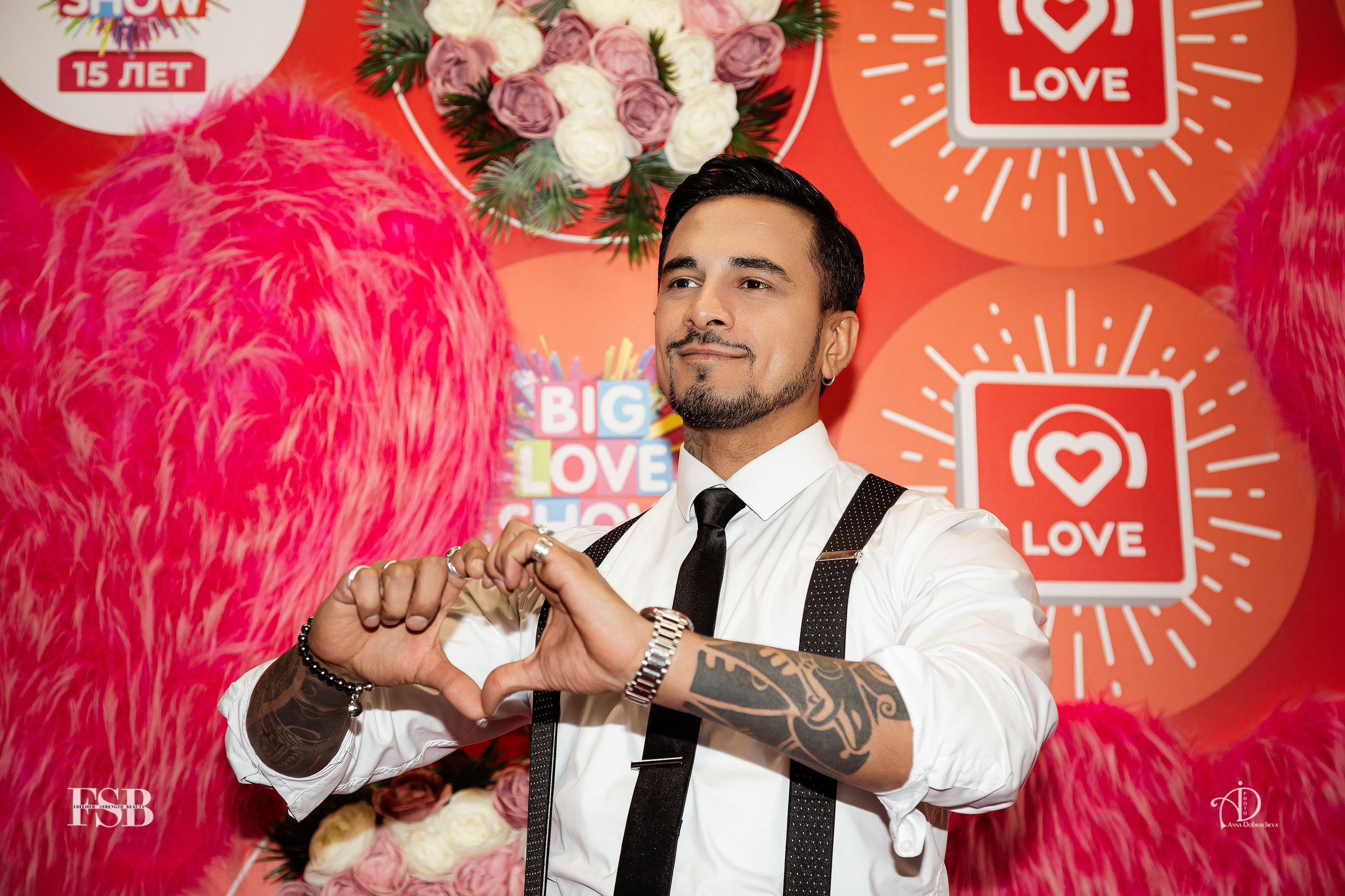 Natan сделал сердечко из рук на красной дорожке Биг Лов Шоу 2024