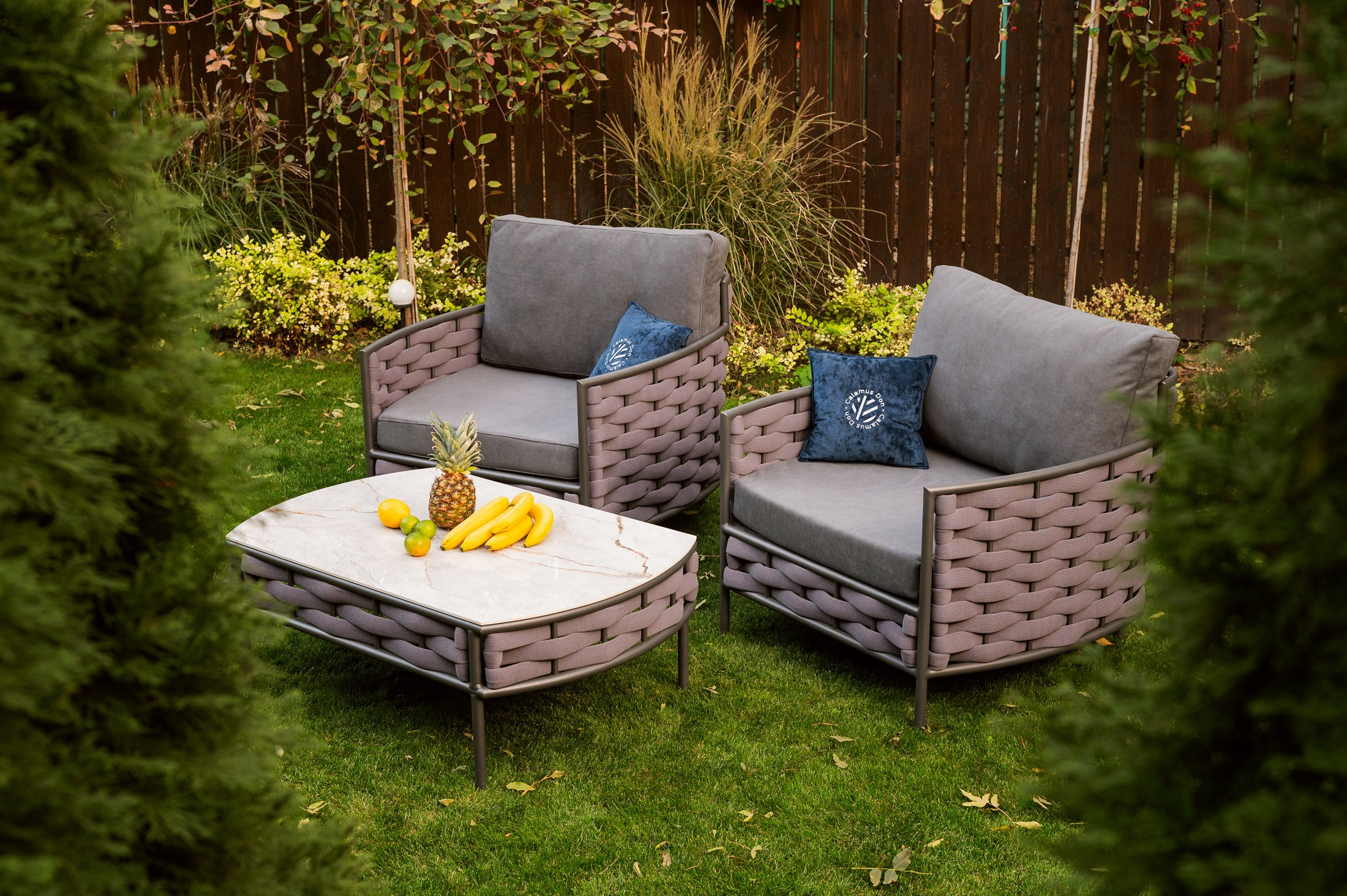 Фотосессия для мебельной компании Мебель из ротанга на зеленой лужайке