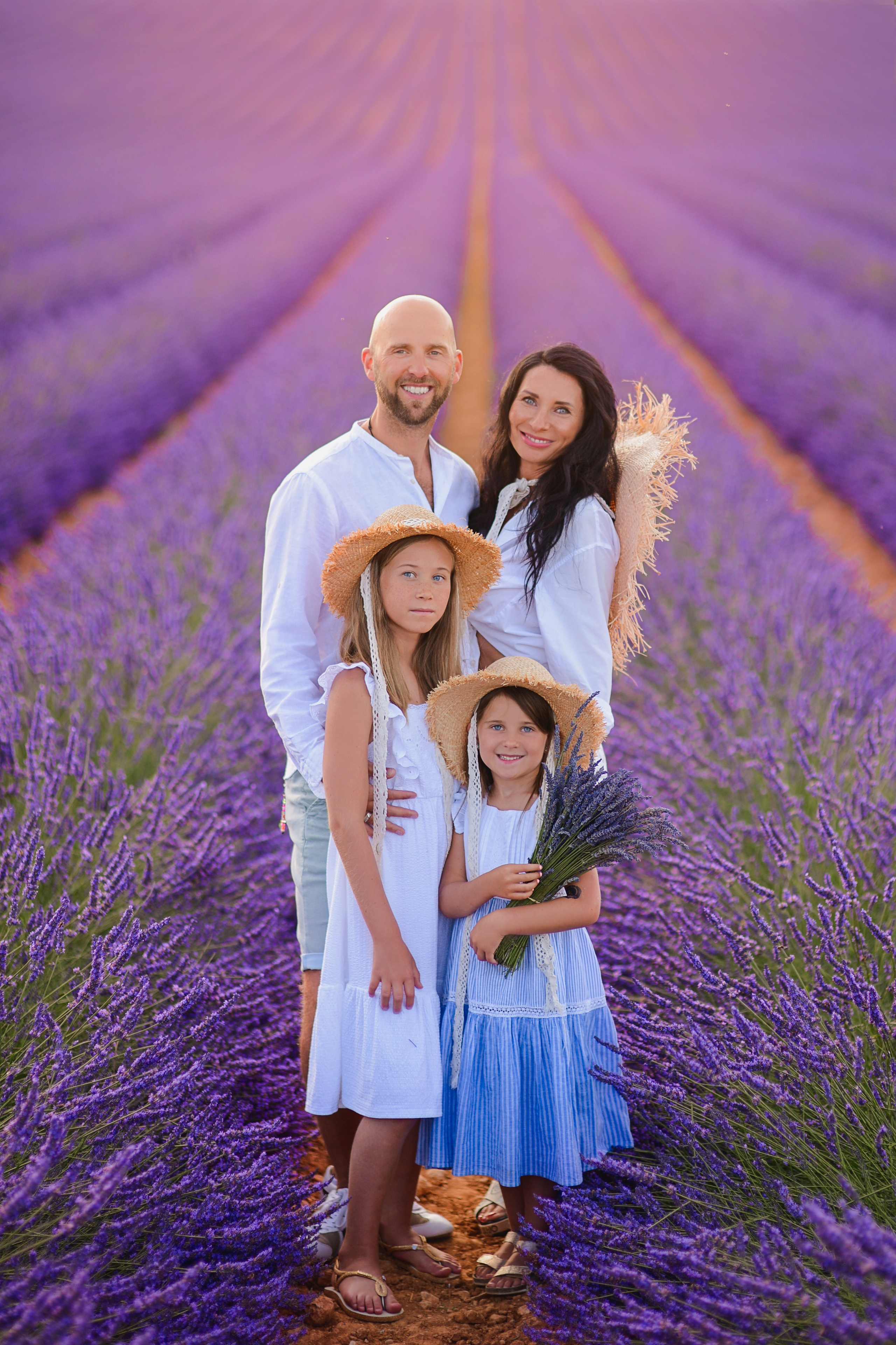 Séances photo dans les champs de lavande 2026. Photographer in Provence Julia Lipiainen