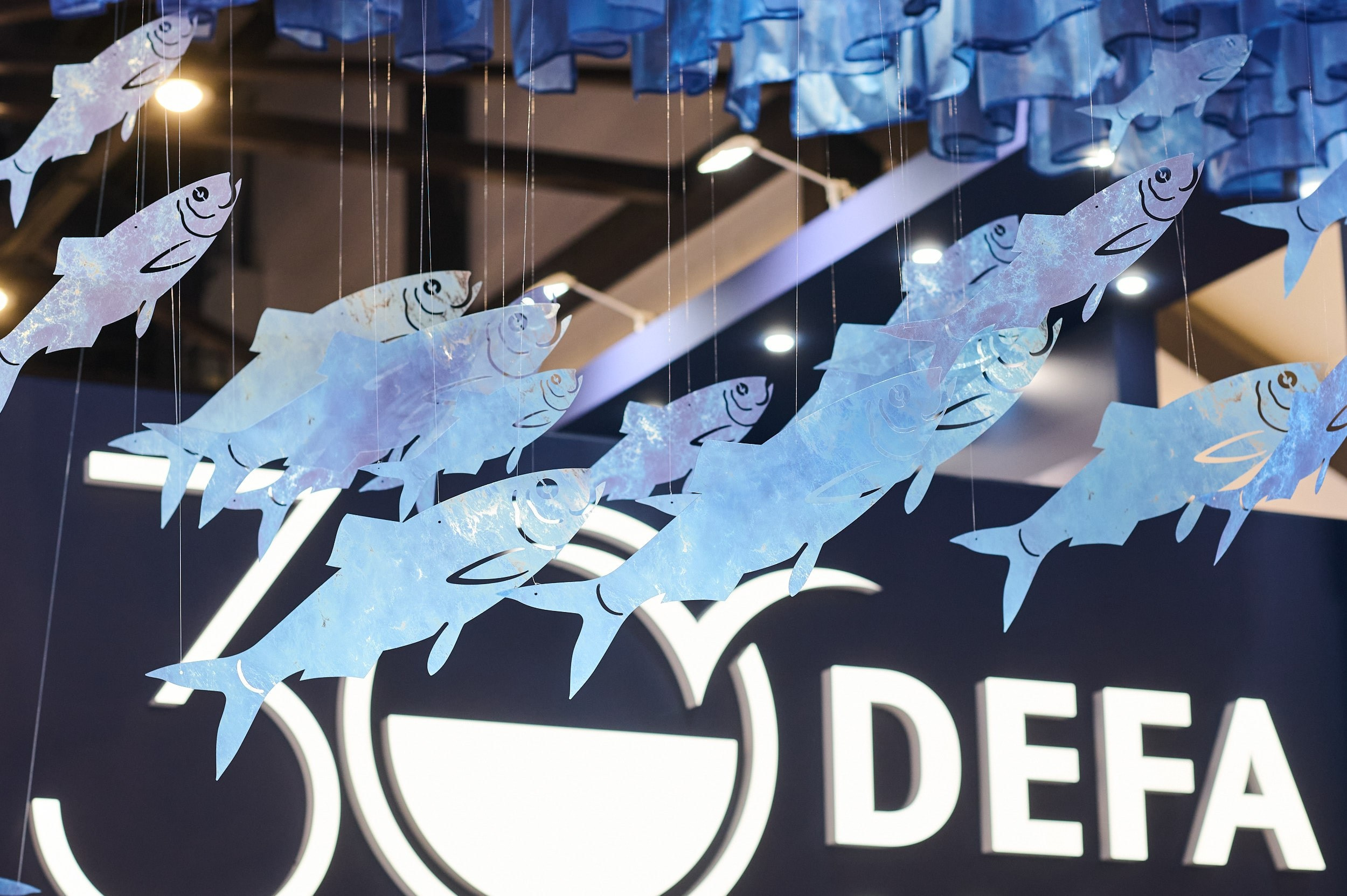 Стенд компании «Lucky Fish» на Seafood Expo Russia 2025 с подвесной инсталляцией стаи рыб. Репортажная съёмка экспозиции в КВЦ «Экспофорум», Санкт‑Петербург.