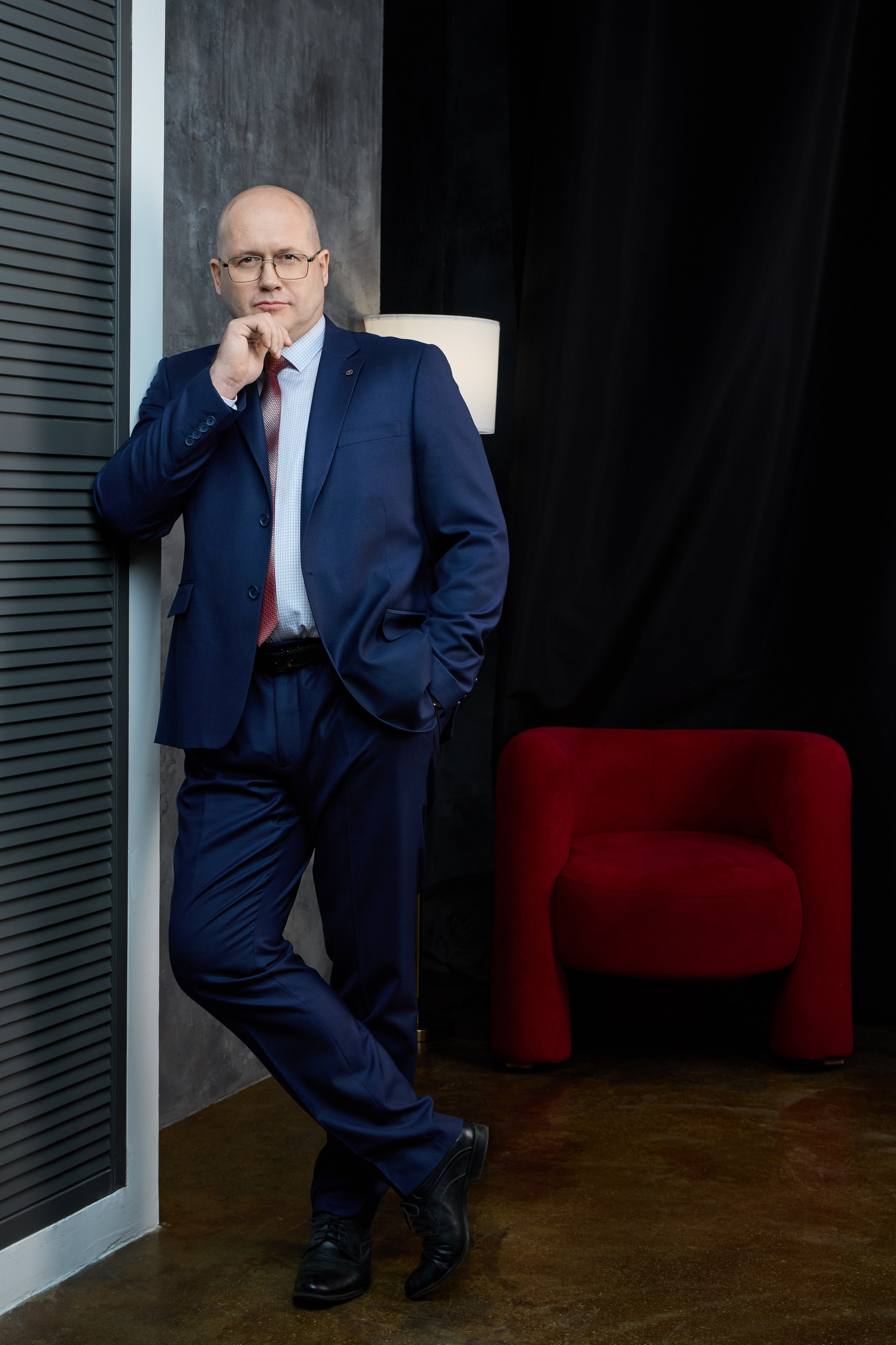 Статусный портрет руководителя в журнальном стиле