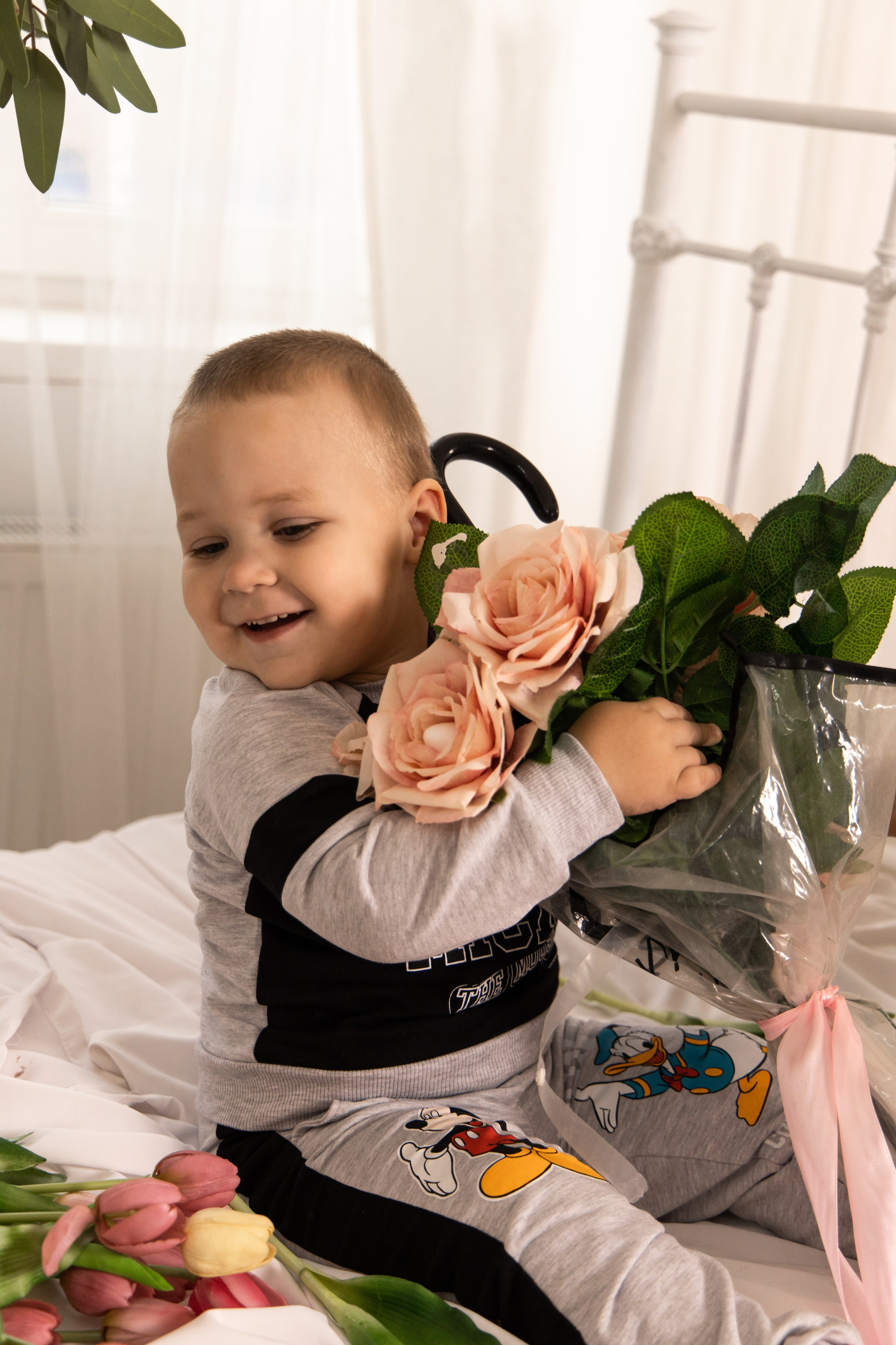 Студийная съёмка ребёнка с розами. Детская съёмка Астрахань.