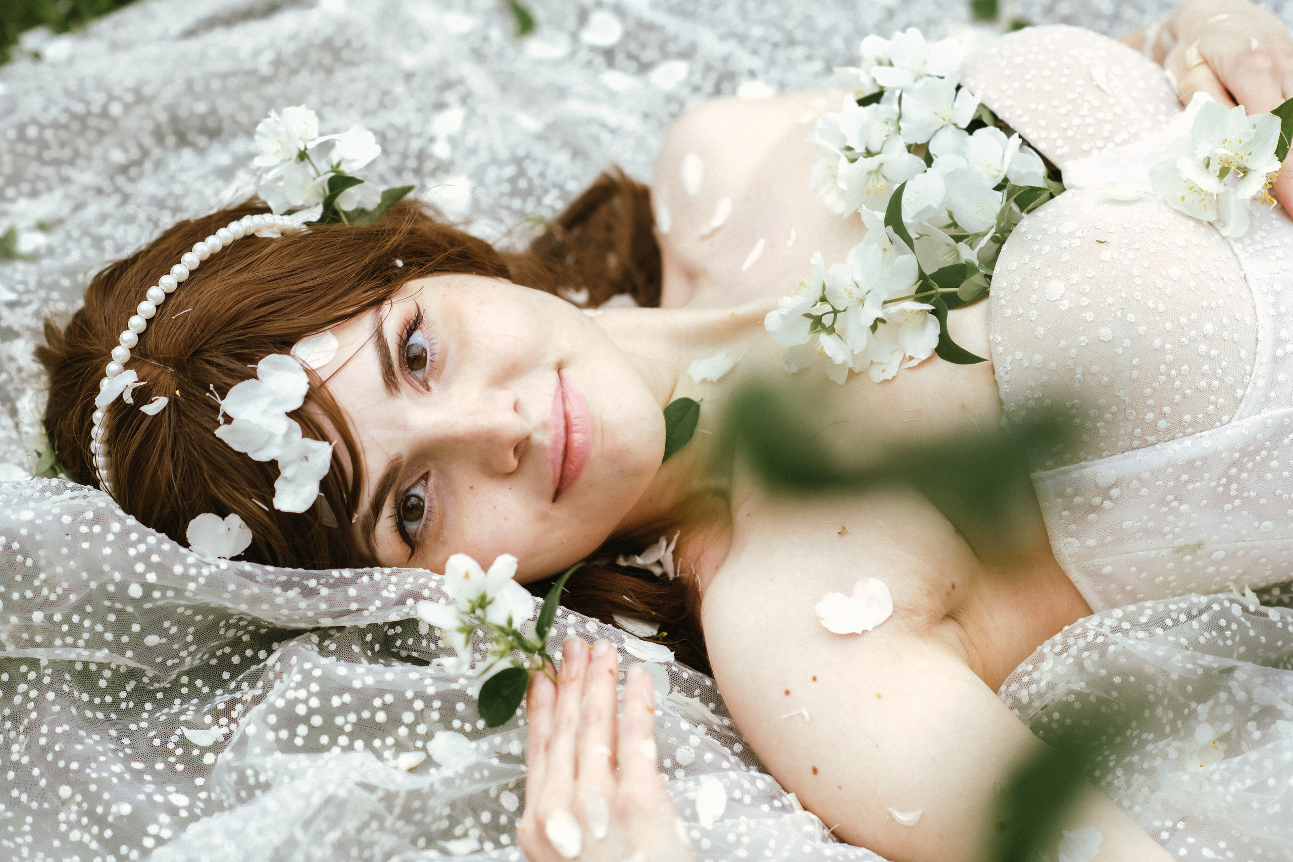 Фотосессия в парке среди моря жасминовых цветов — настоящее волшебство, которое запечатлит ваши самые романтичные моменты!. Свадебный фотограф в Москве