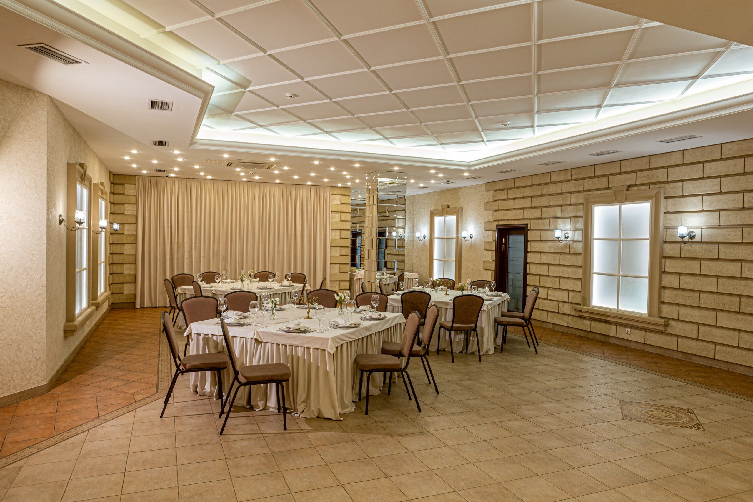 Банкетный зал ресторана Дача. Фотограф в Оренбурге. Профессиональный фотограф