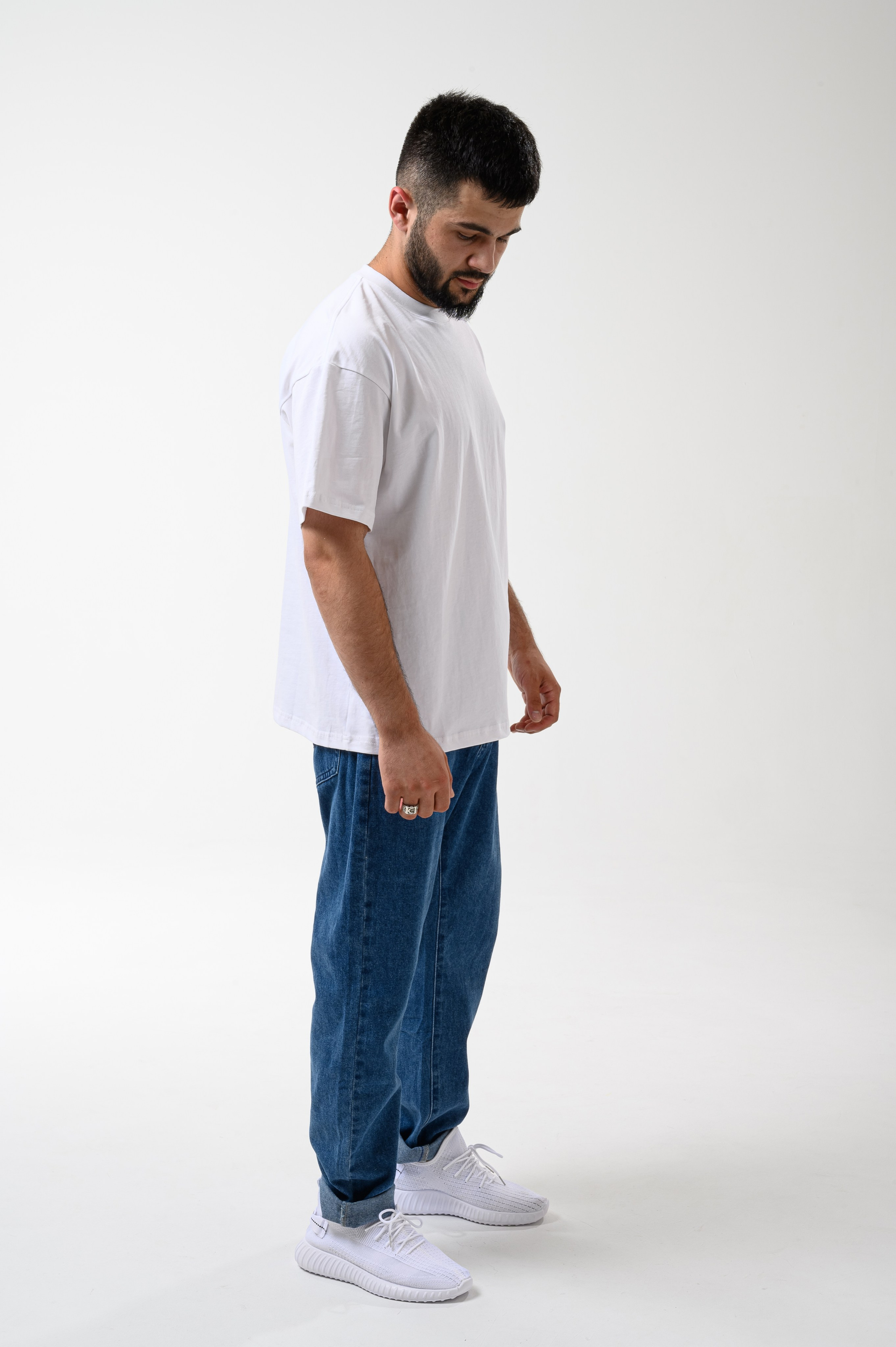 Белый фон и мужская футболка на модели, фото для карточки товара от Казанского фотографа