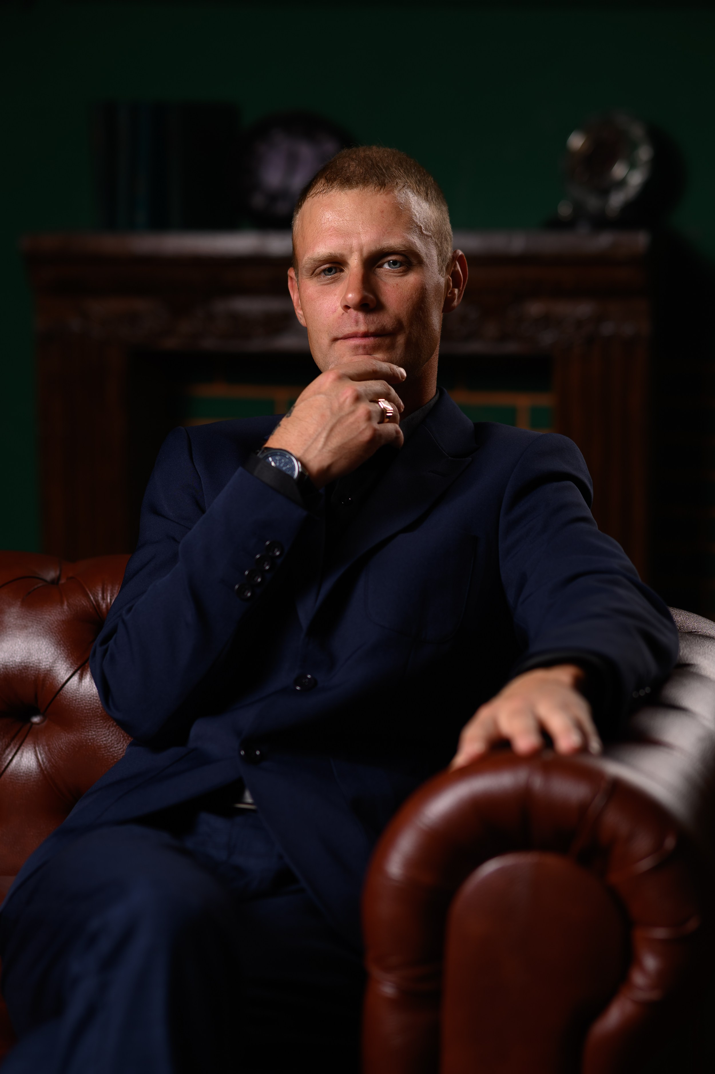 Профессиональная фотосессия мужчины в фотостудии Казани с использованием студийного света и фона от Алексея Клейменова