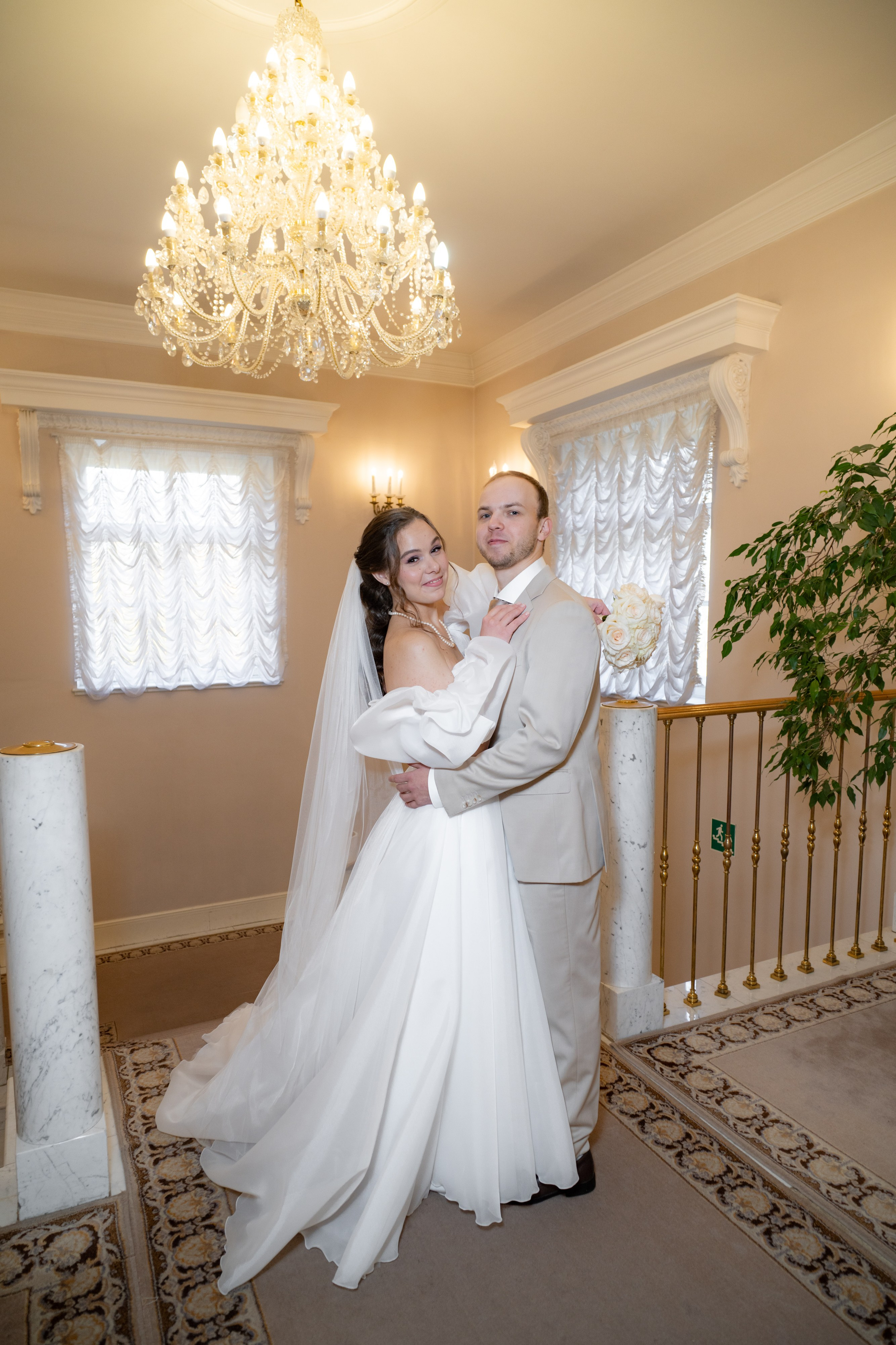 Жених и невеста на главной лестнице загса в городе Пушкин.