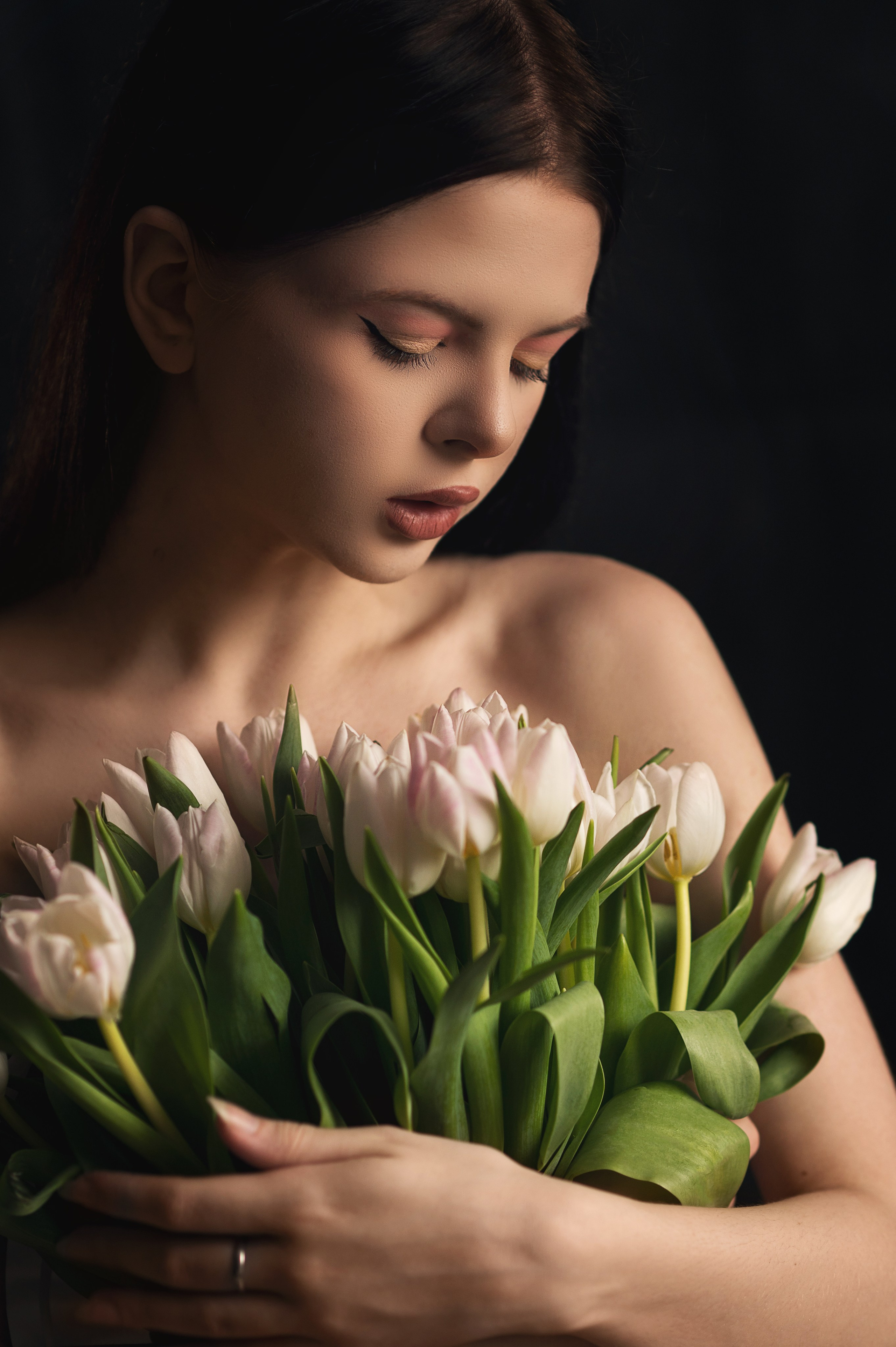 Индивидуальная фотосессия для девушки в Саратове, девушка с цветами