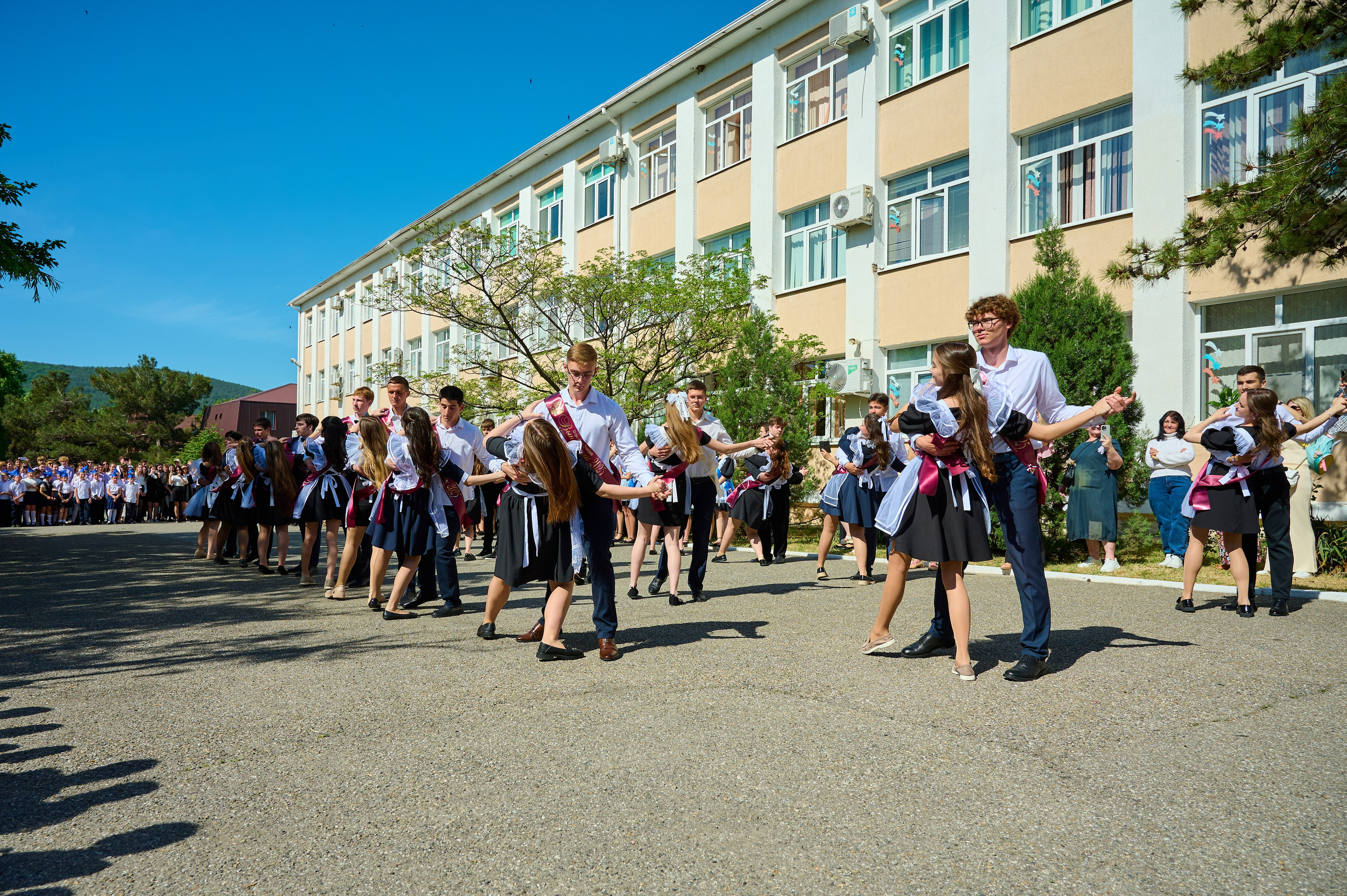 Последний звонок 2025. Жизнь курорта Кабардинка в фотографиях