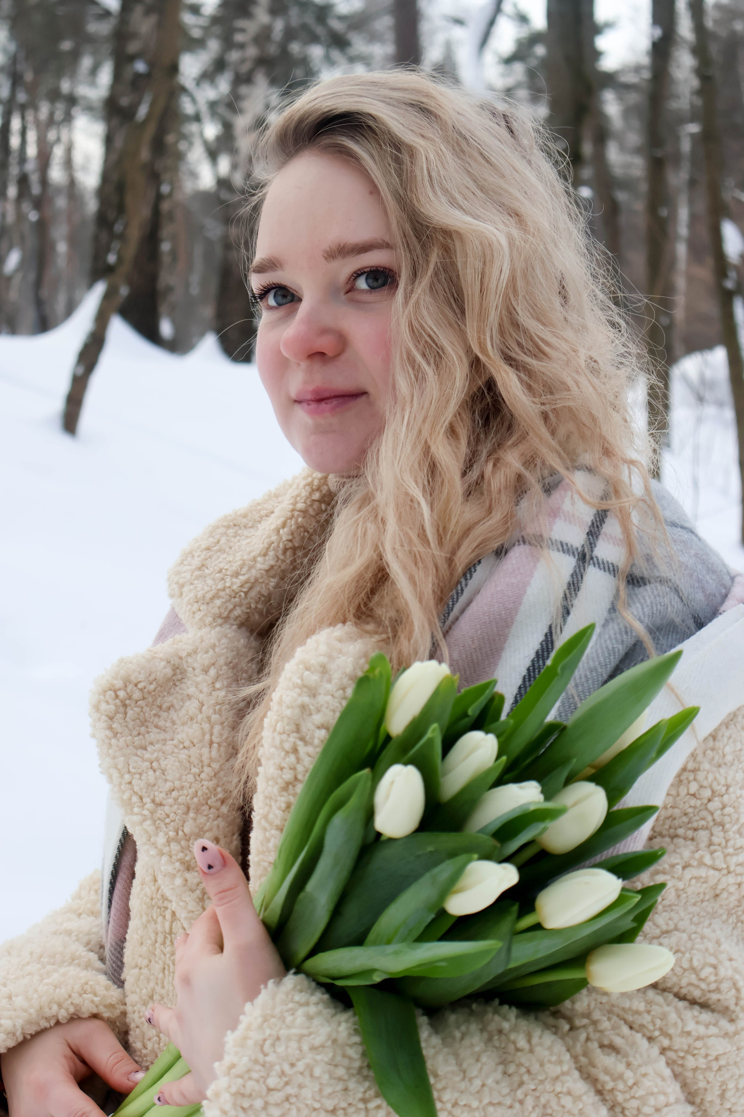 Белые тюльпаны, девушка с тюльпанами