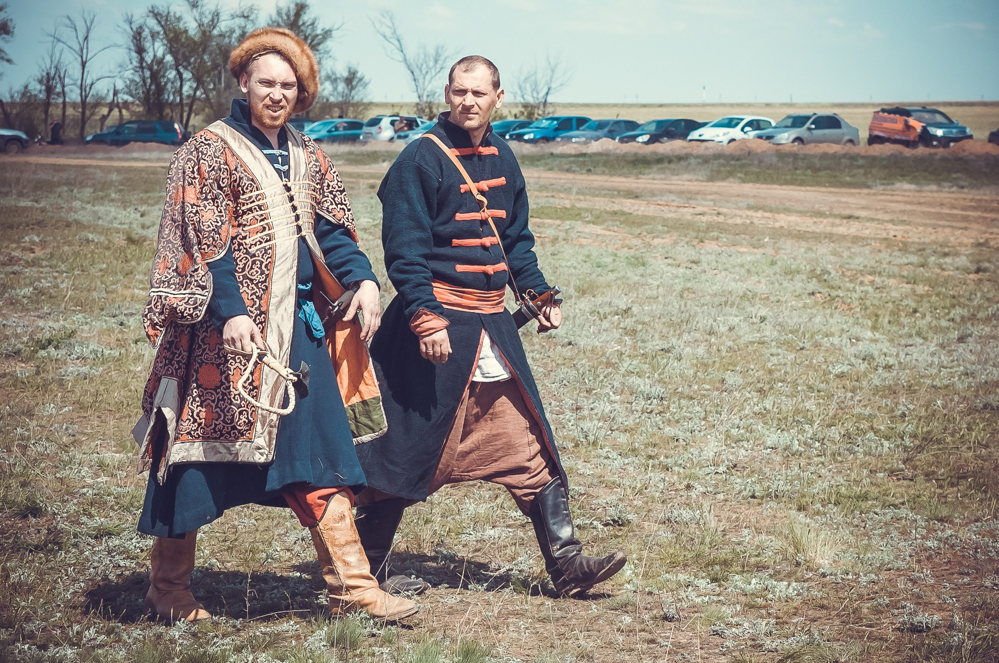 Мужчина в старинных костюмах идут по полю