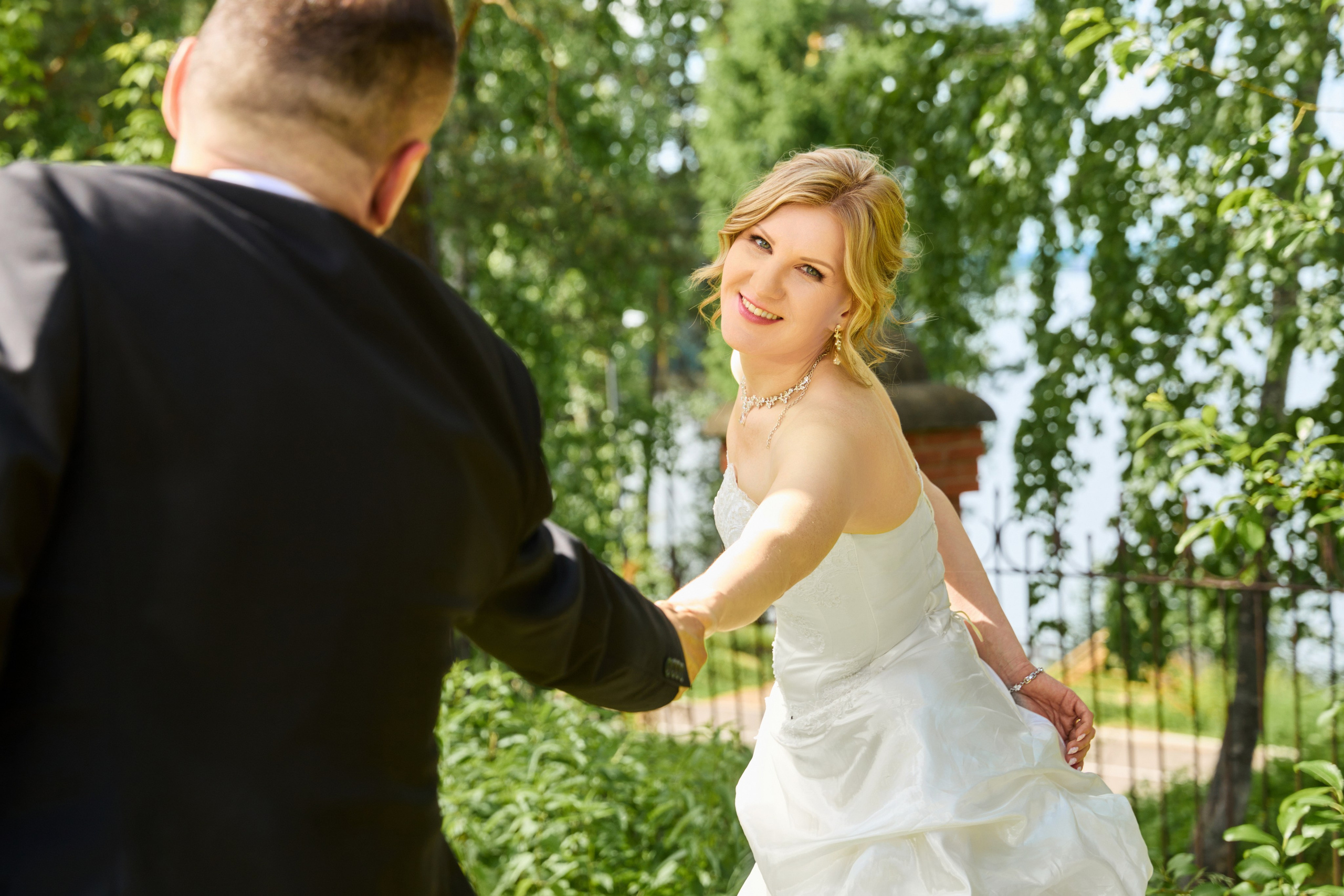 невеста тянет за руку жениха