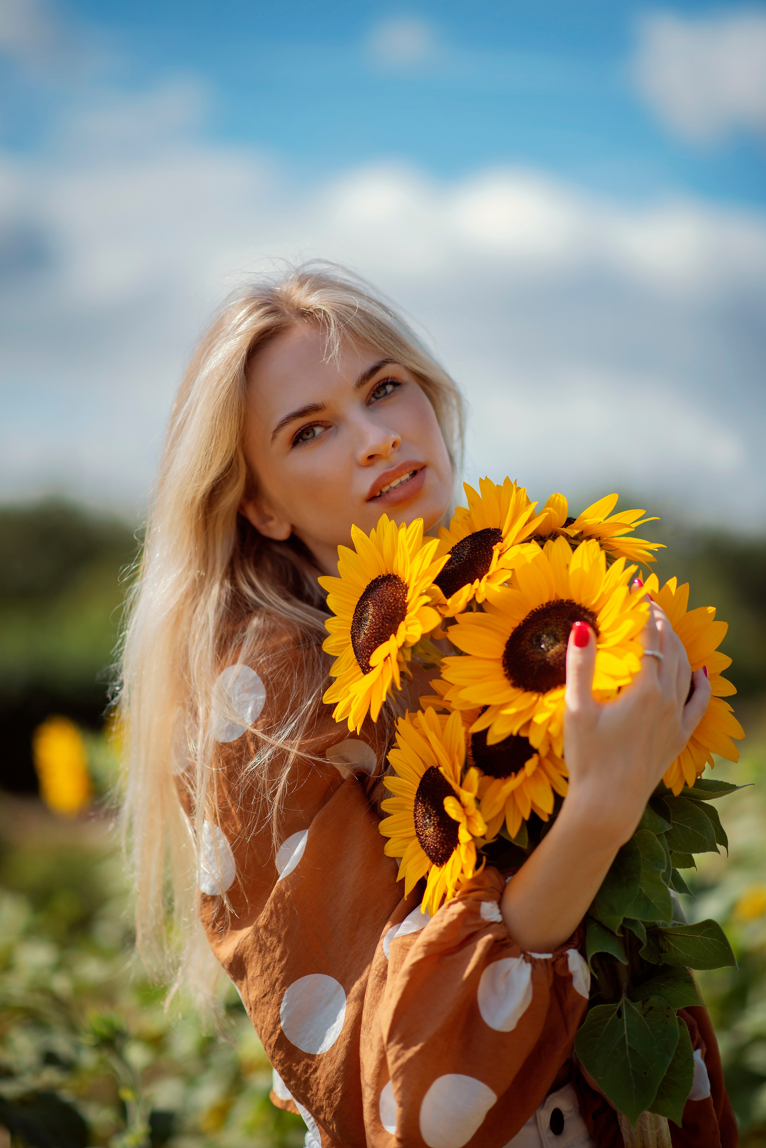 Фотосессия в подсолнухах. Фотограф Полина Рыкова
