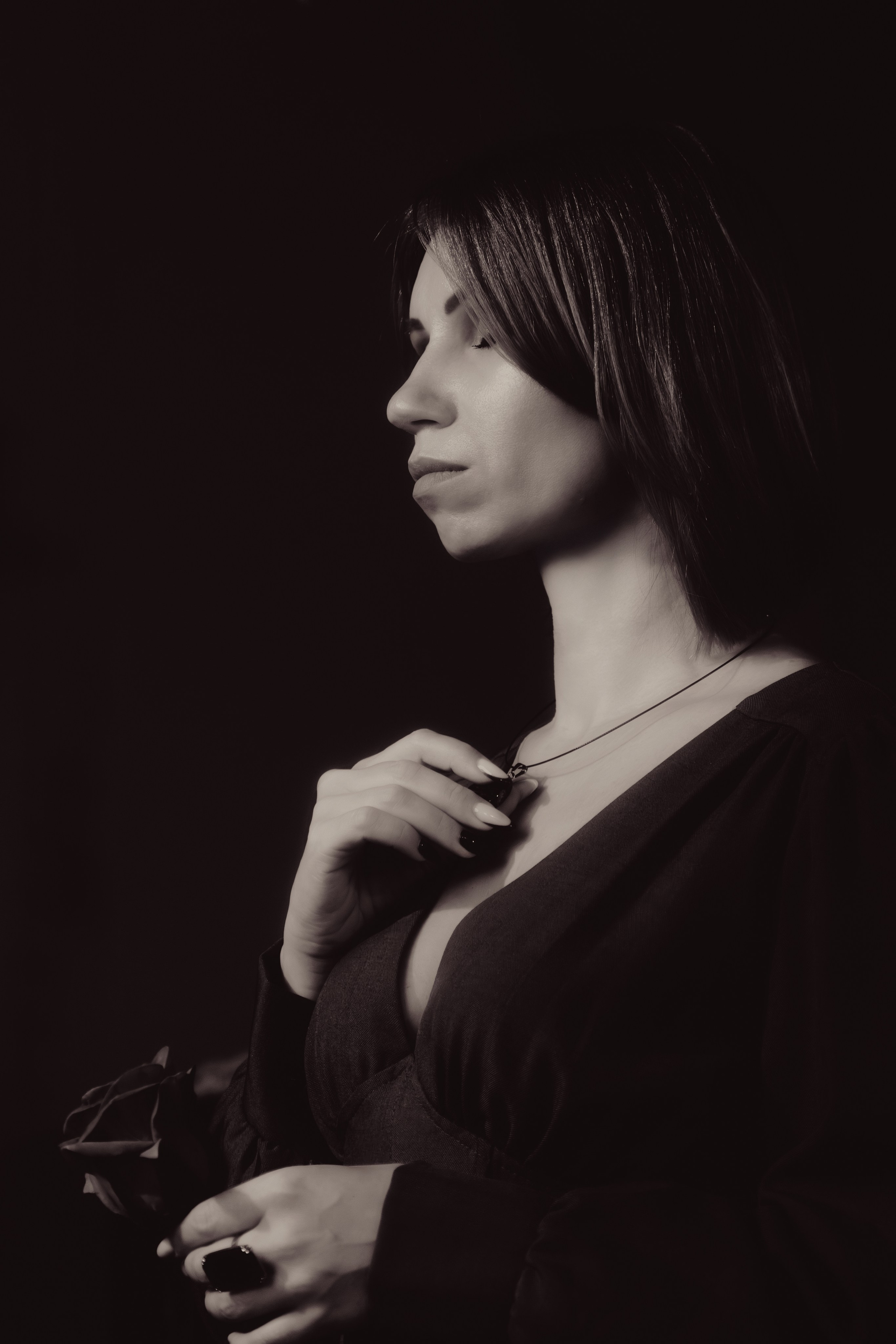 Портрет с лёгким драматическим освещением. Тени на лице таролога добавляют глубины и загадочности.