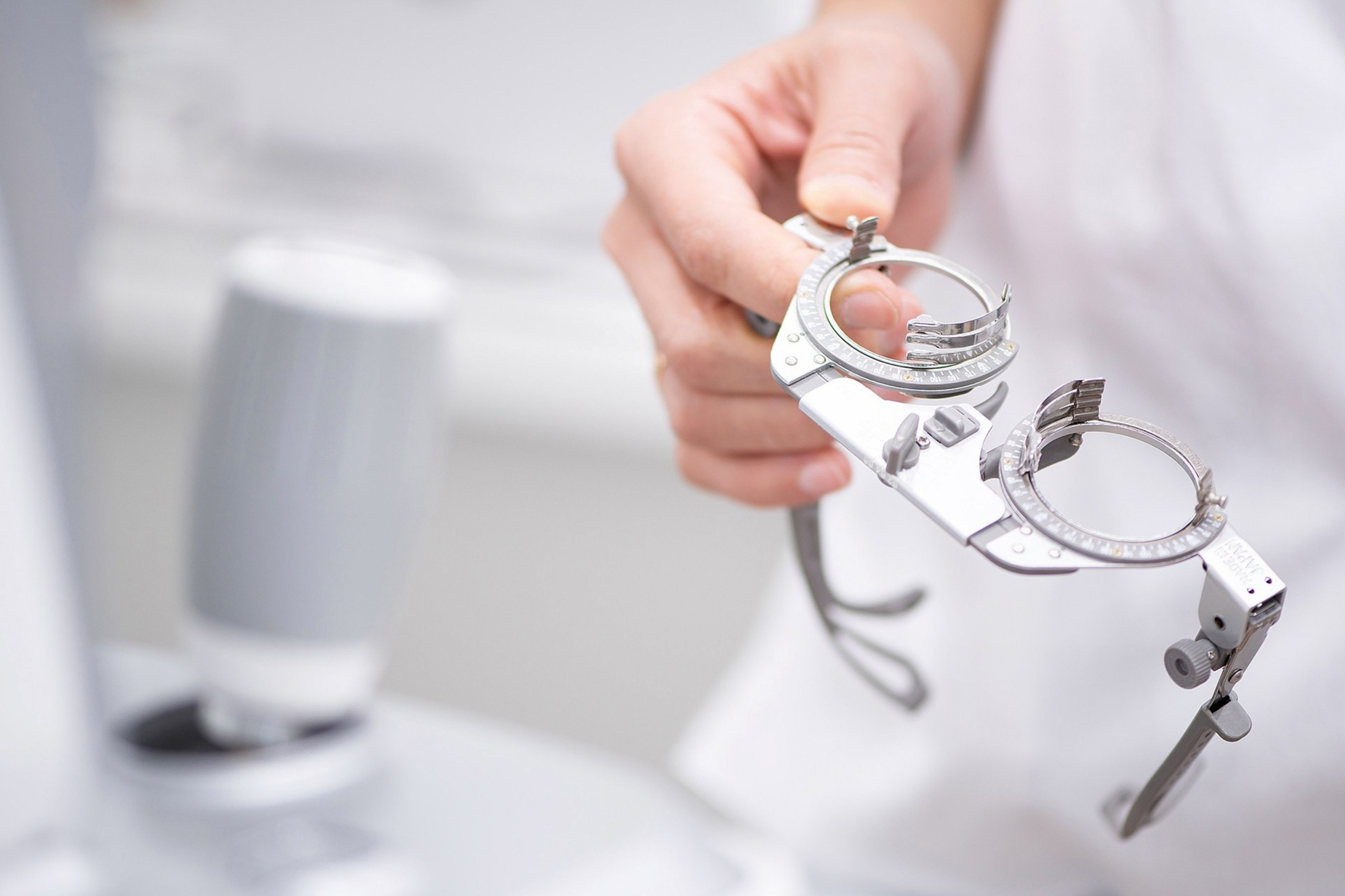 Диагностическая оправа для проверки зрения в руке специалиста — пример предметной фотосъёмки медицинского оборудования