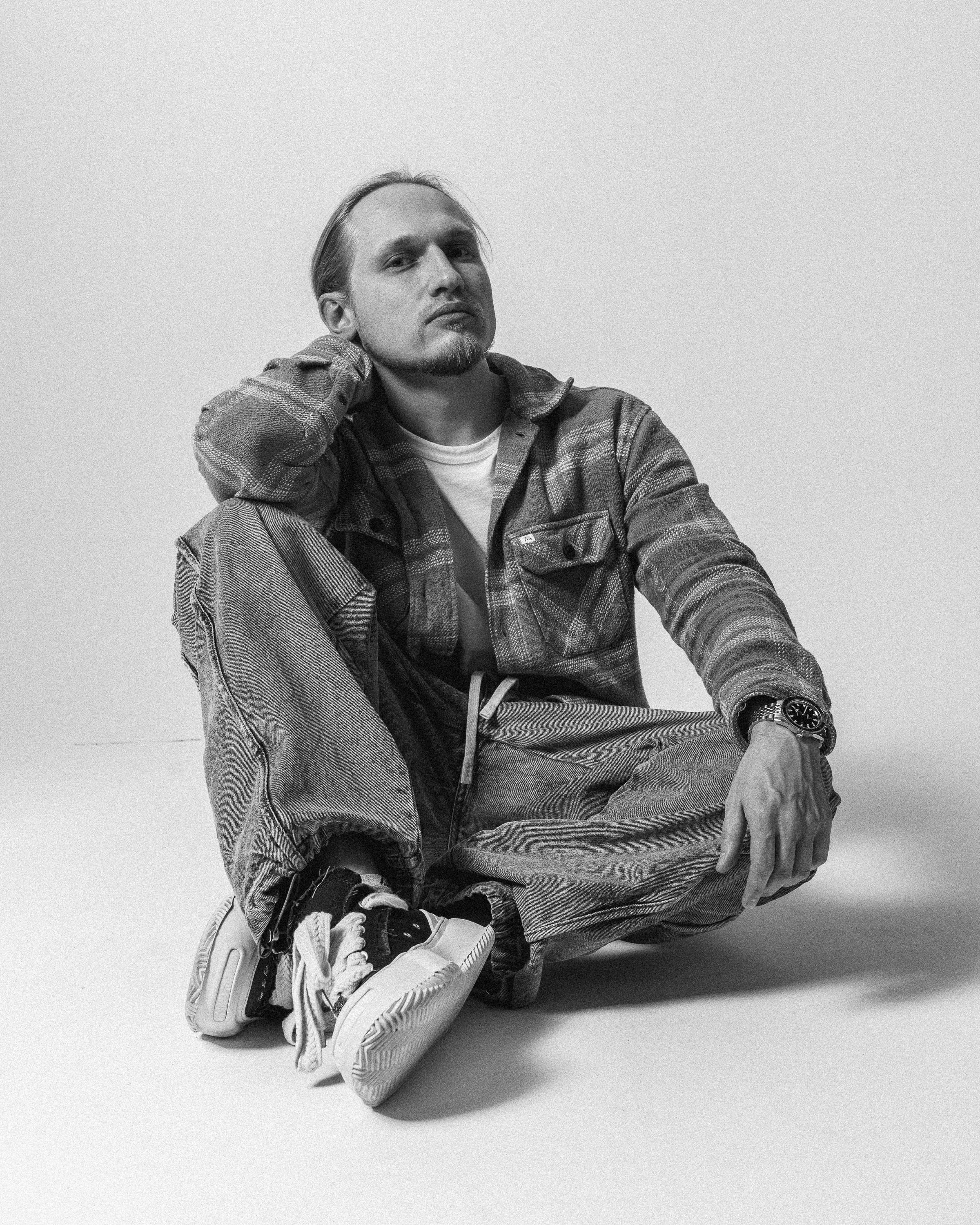 Чёрно-белый мужской портрет на фоне светлой стены, Василий Пиндюрин.