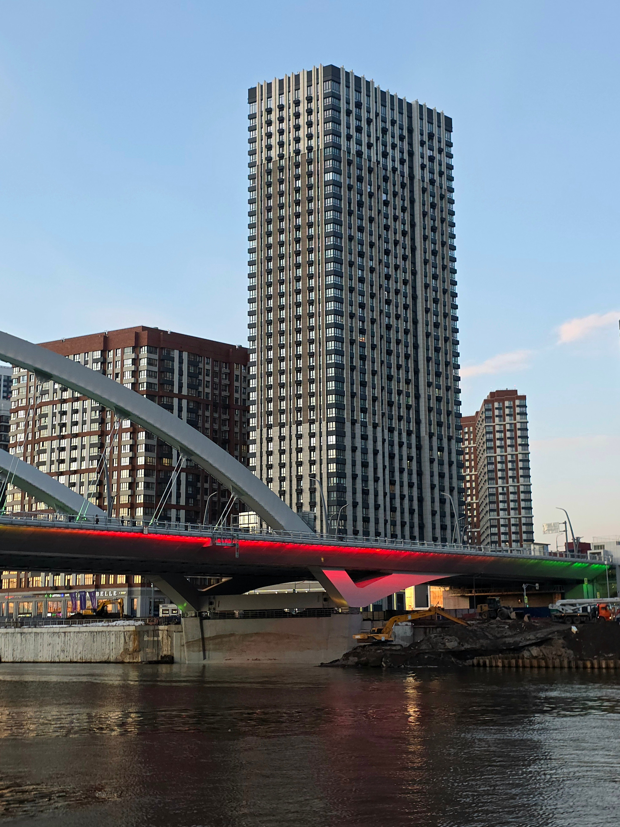 Мост академика Королева. Имя моста, открытого в 2025 г выбрано явно опираясь на соседство НПЦ им. М.Хруничева (космический центр)