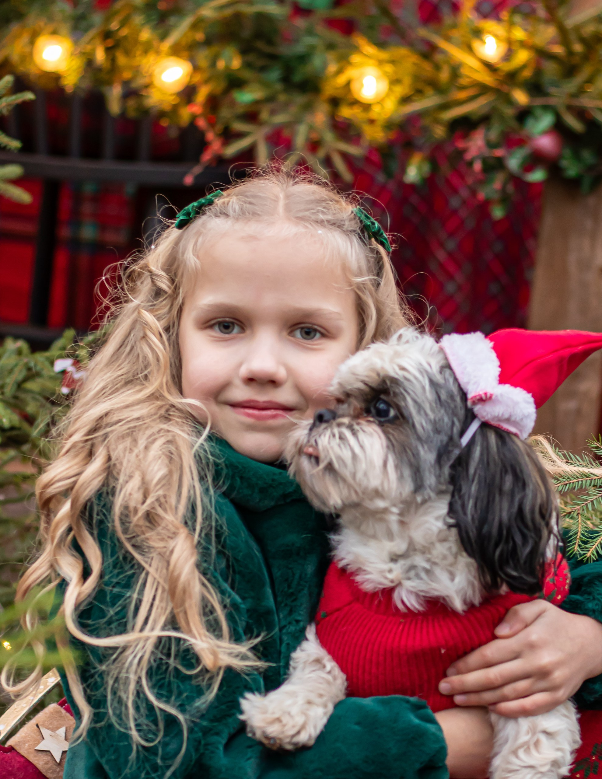 Новогодняя фотосессия девочки в зелёной шубке с собачкой в рождественской локации, фотограф Карасёва Елена