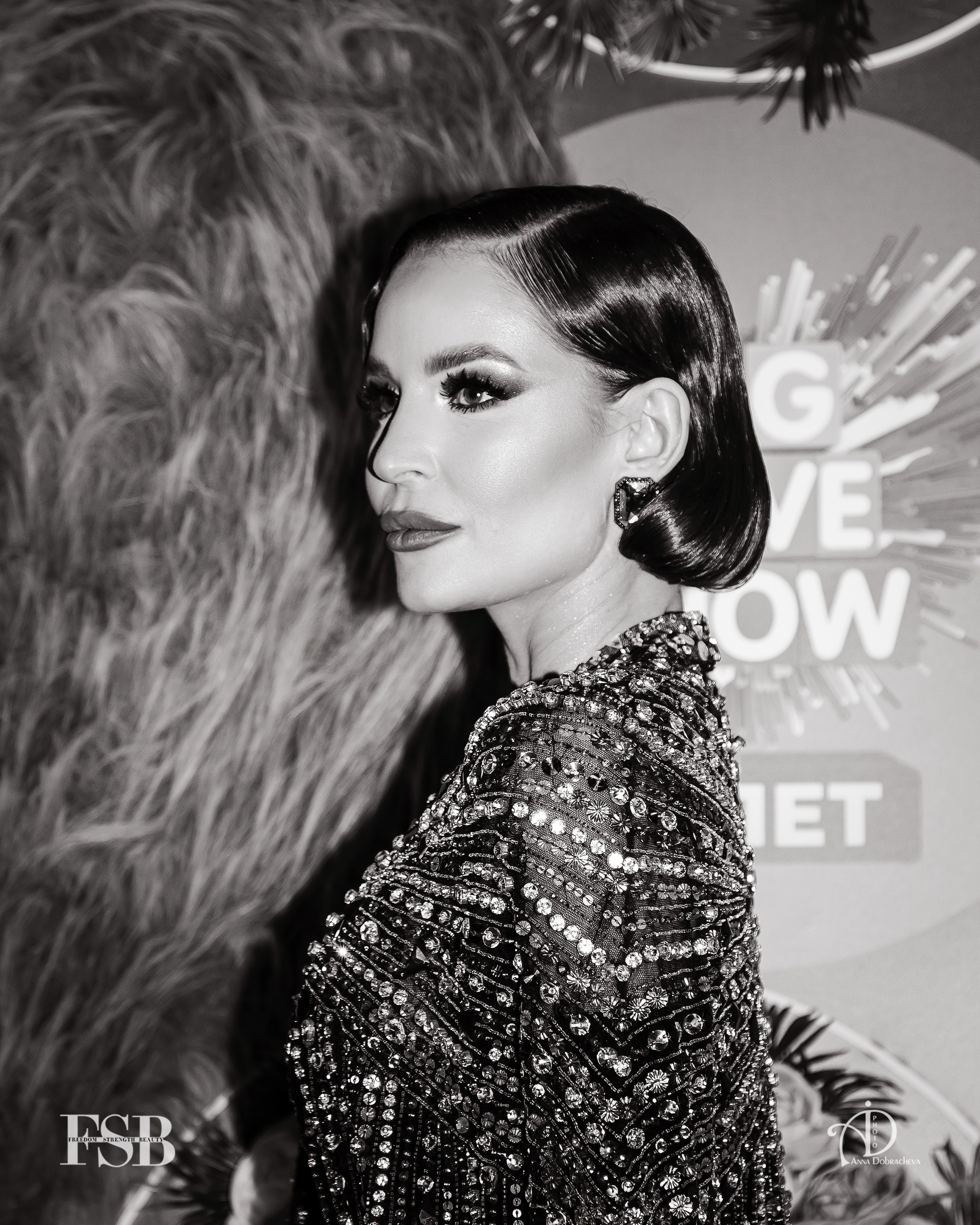 Seville (Artik & Asti) на красной дорожке в Москве BIG LOVE SHOW 2024 портрет в профиль черно белый