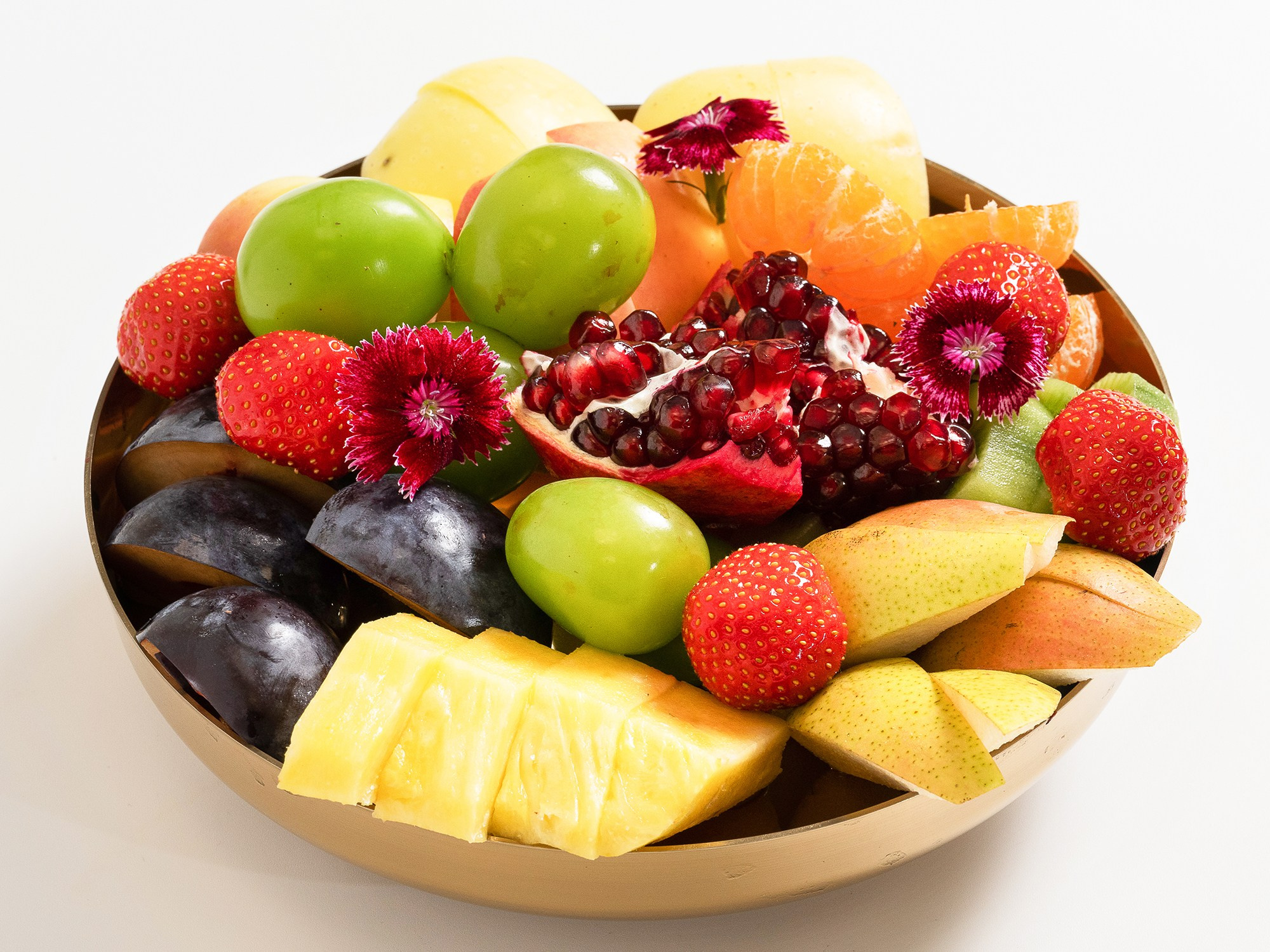 тарелка со свежими фруктами и ягодами