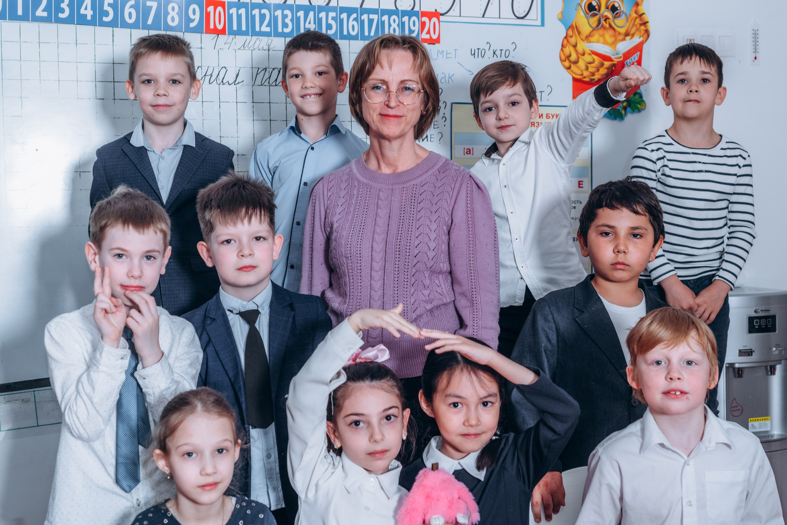 Выпускной альбом 1 класса — фотосессия в школе, деликатная ретушь и дизайн в Москве. MILATE — выпускные альбомы, фотосессии и видео в Москве