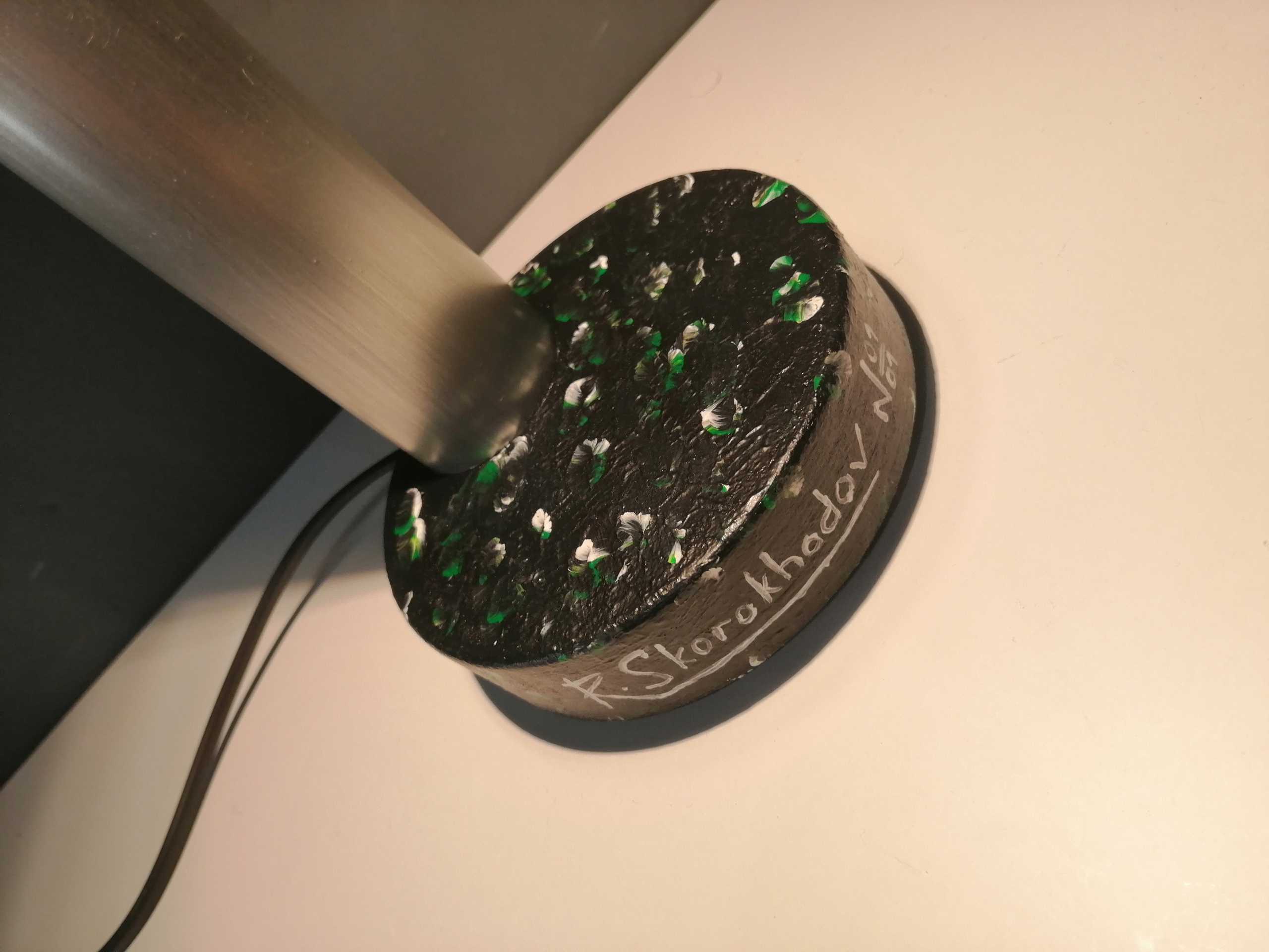 295_Black_white_green. Светильники Романа Скороходова