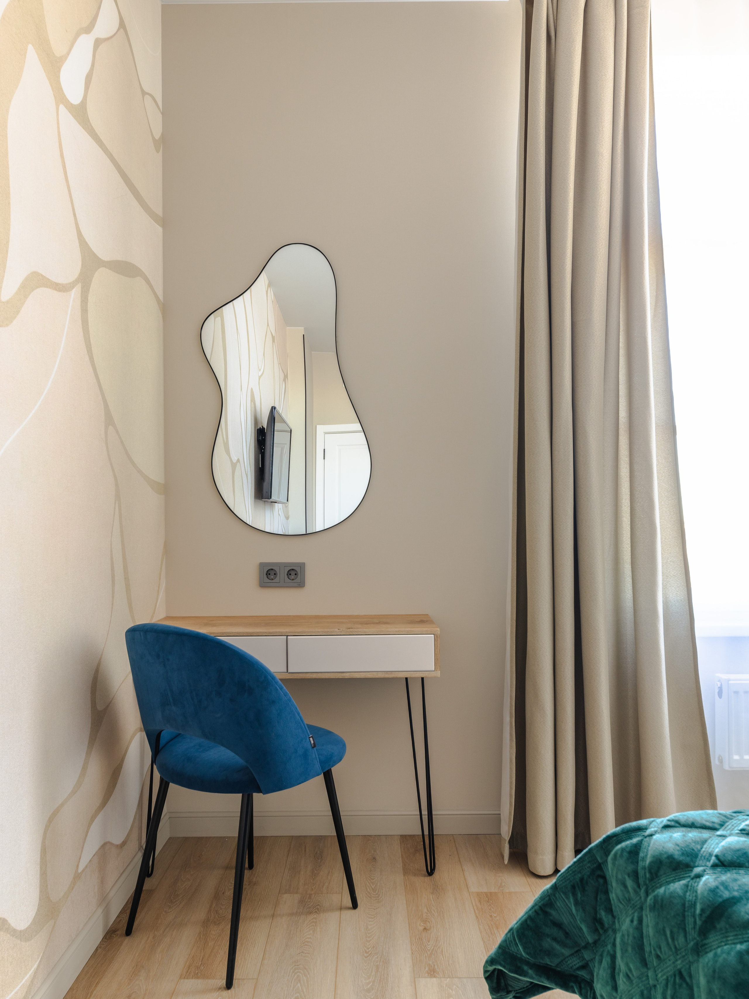 Современный интерьер спальни с видом в ЖК Наследие на Марата — дизайн Ксения Новикова, проект под сдачу,