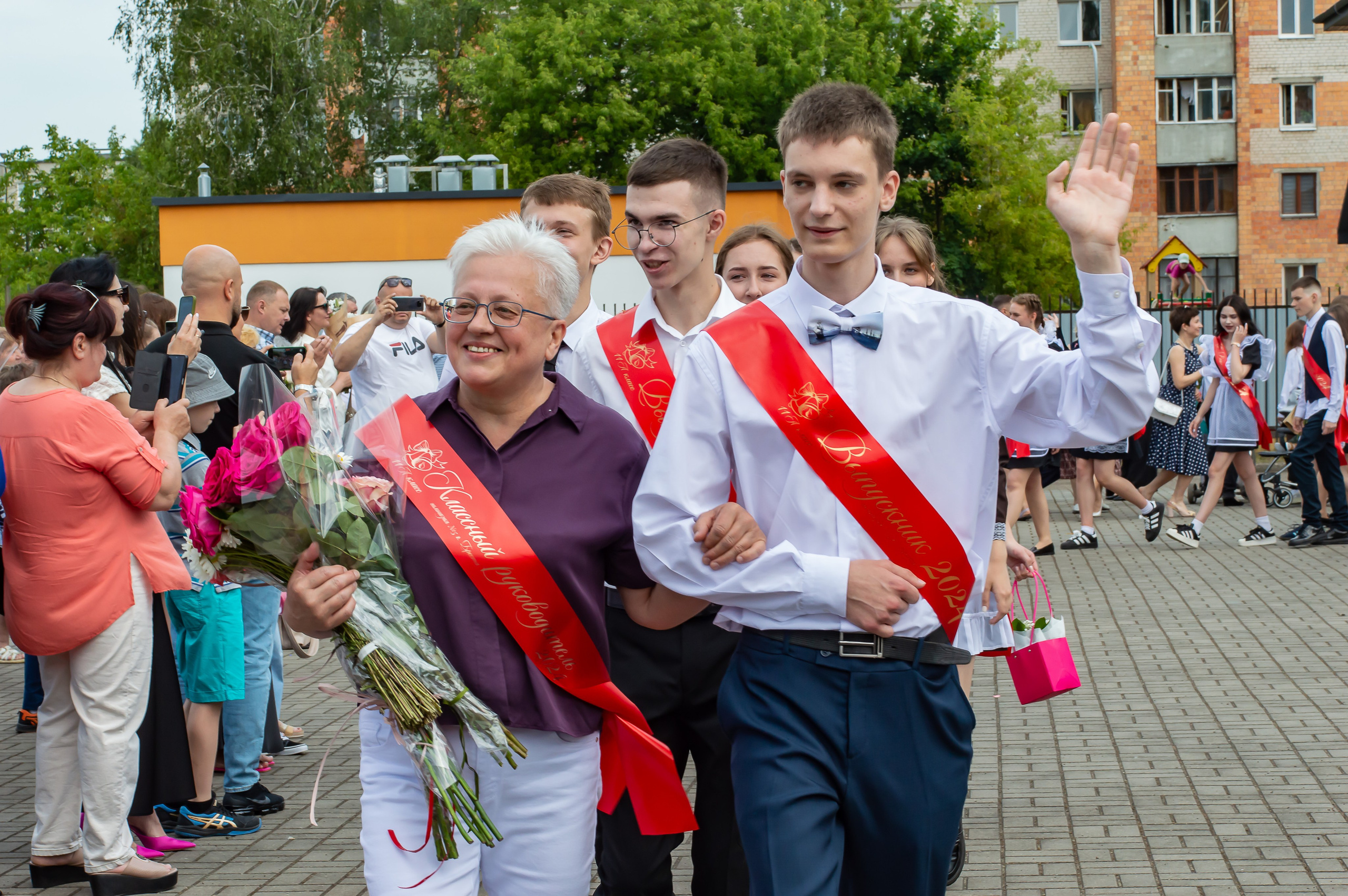 выпускники на прощальном звонке