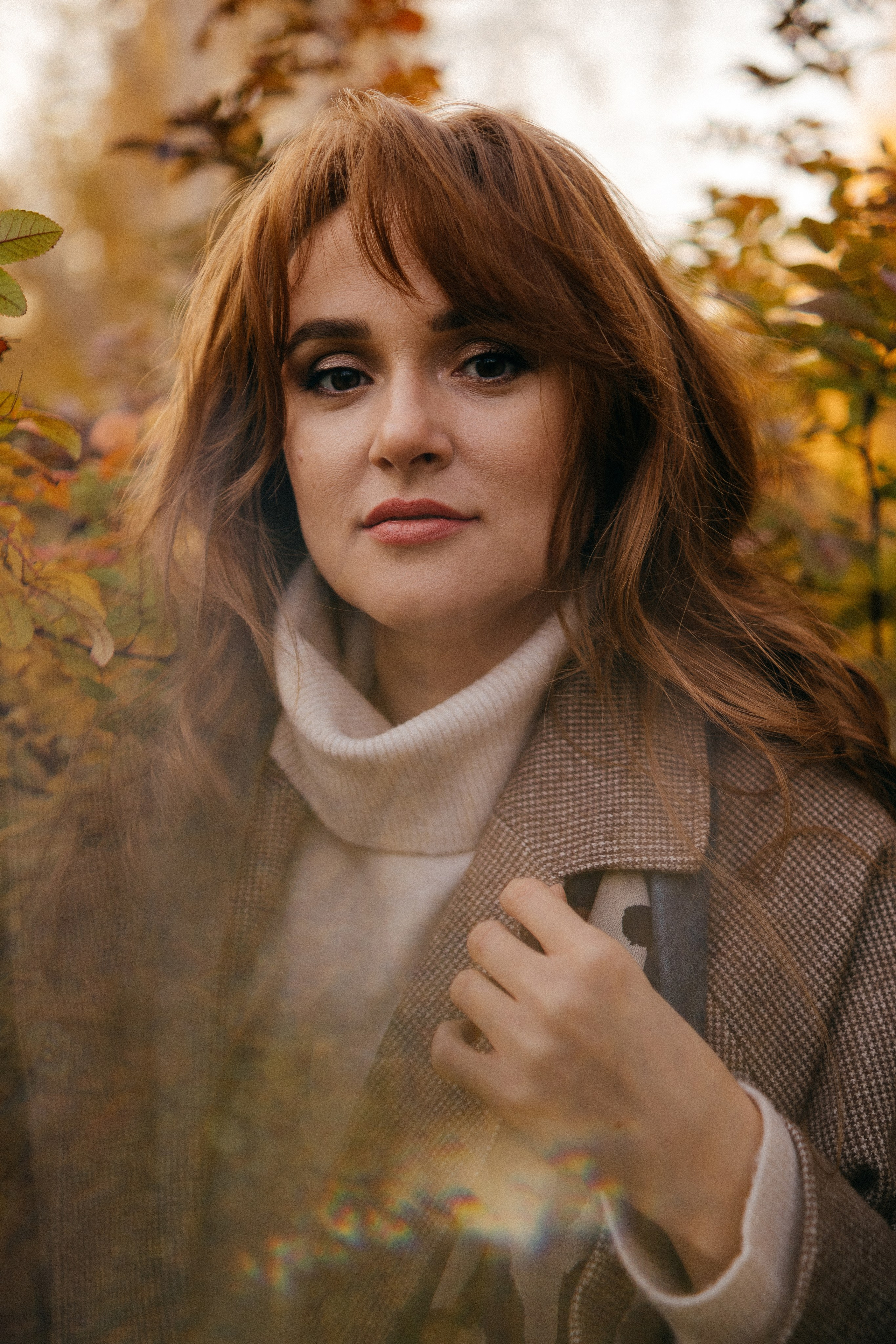 Fine-art крупный осенний портрет рыжеволосой девушки в свитере и пальто фото с бликами
