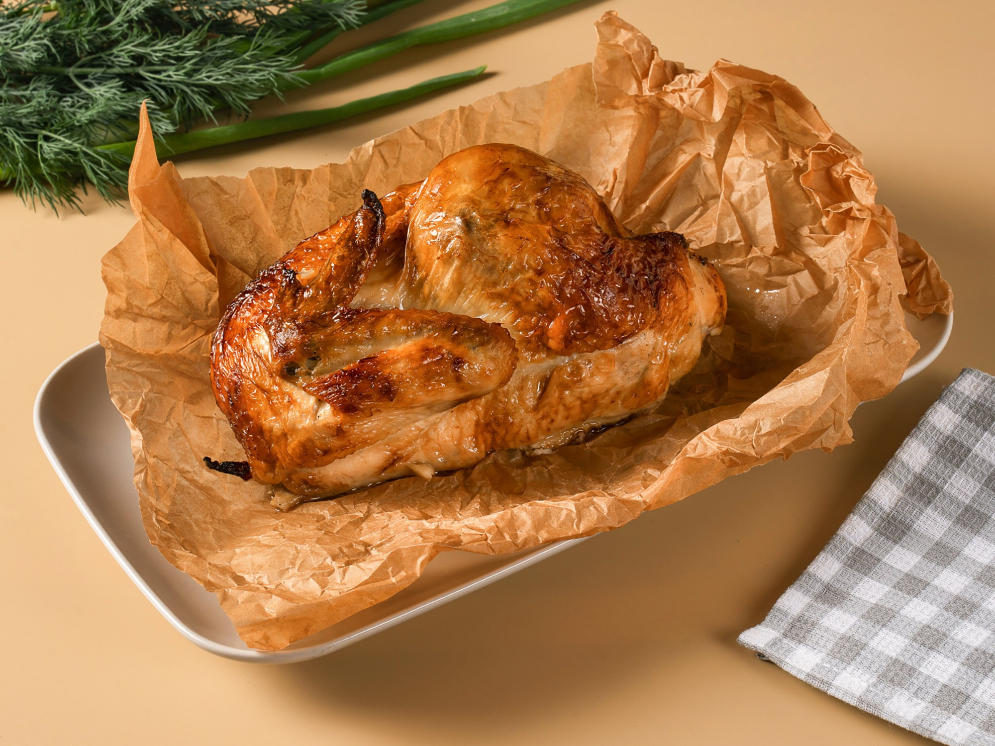 Курица гриль на столе на светлом фоне