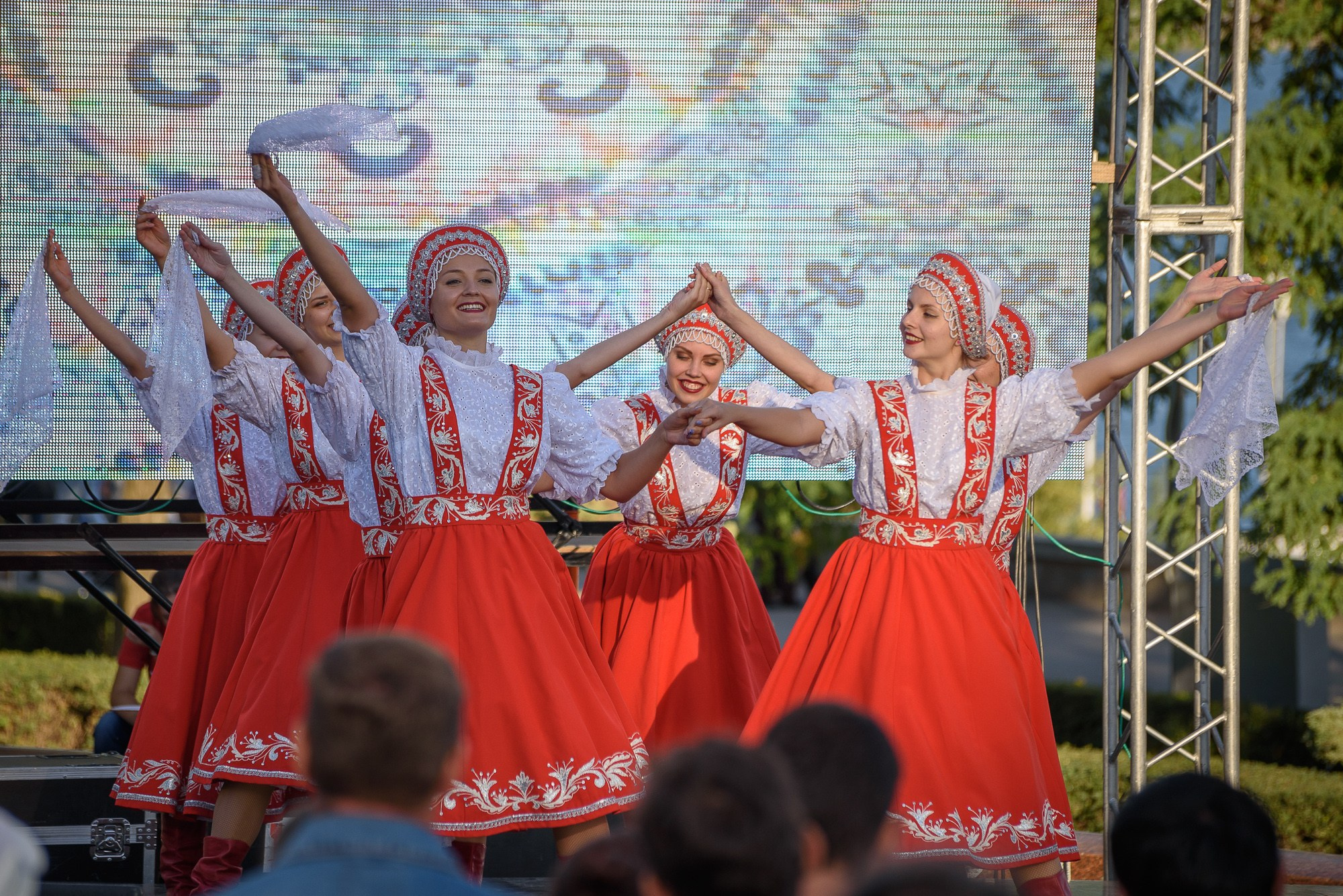 Девушки в русских народных костюмах выступают на сцене