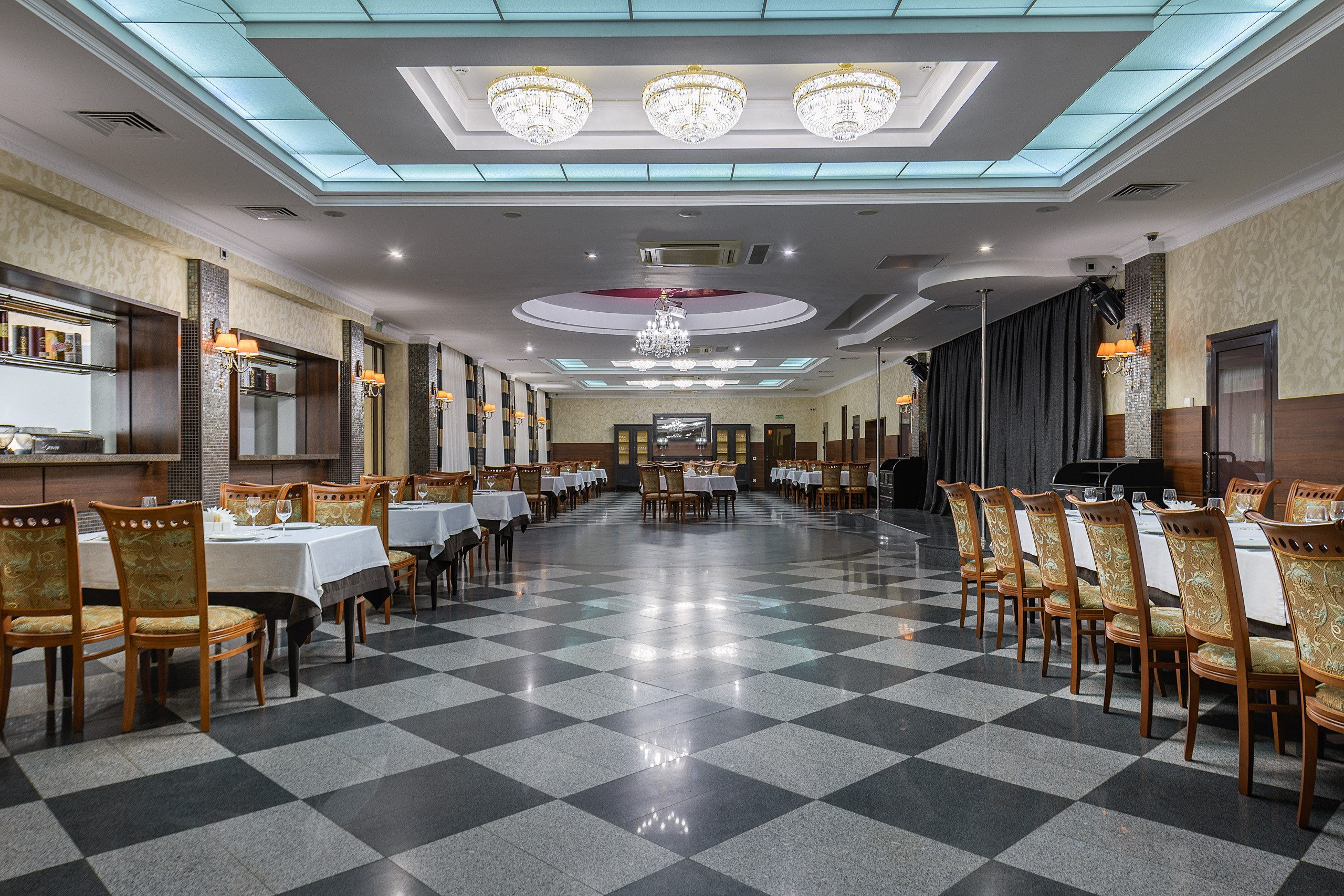 Ресторан. HoReCa. Интерьерная фотография для отелей, ресторанов в стиле Dark & Moody, Минск.