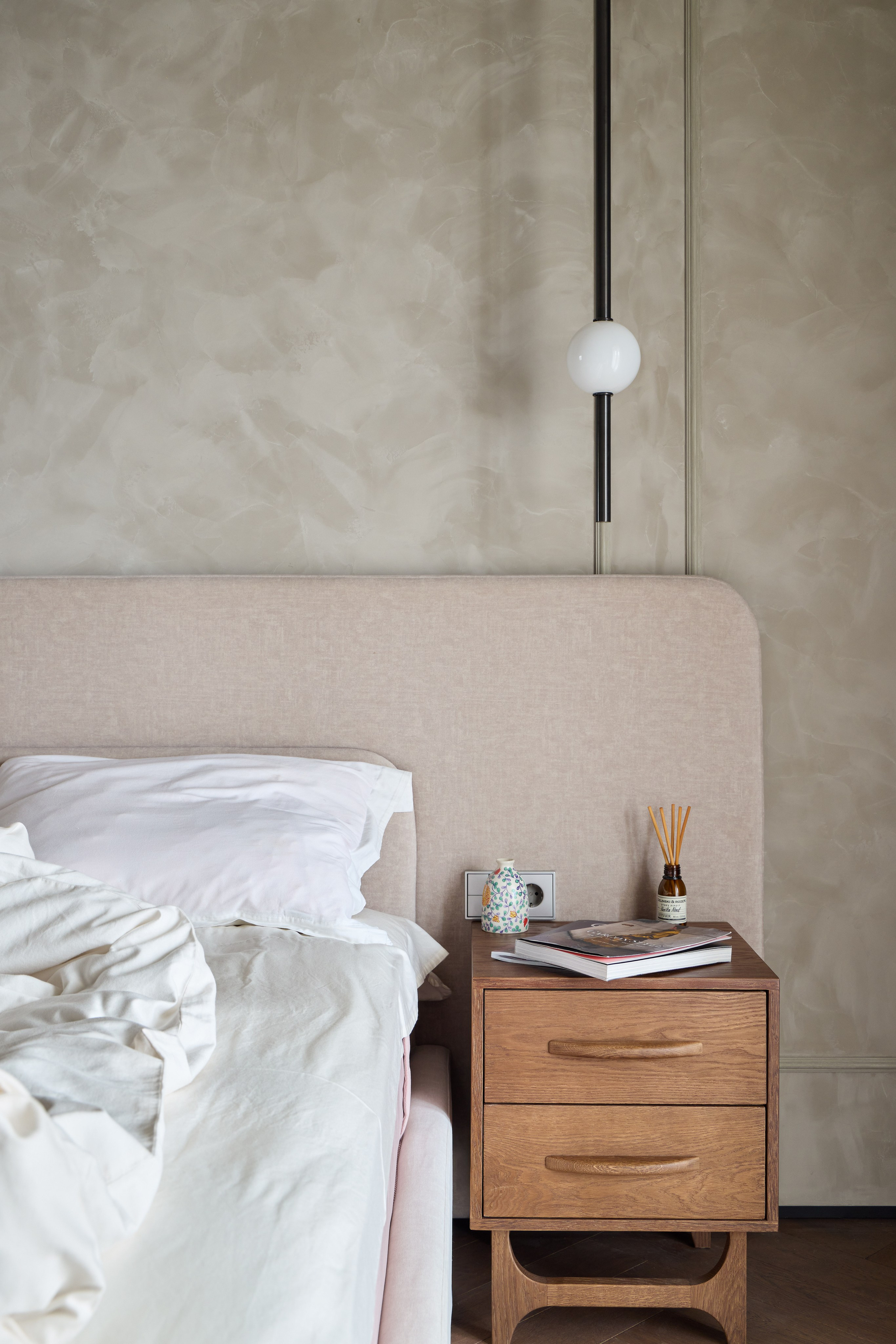 Спальня с нейтральной цветовой палитрой, акцентами из натурального текстиля, дерева, декоративной штукатурки и балконом. Проект от интерьерного дизайнера Ксении Новиковой (ksudsgn), СПб.