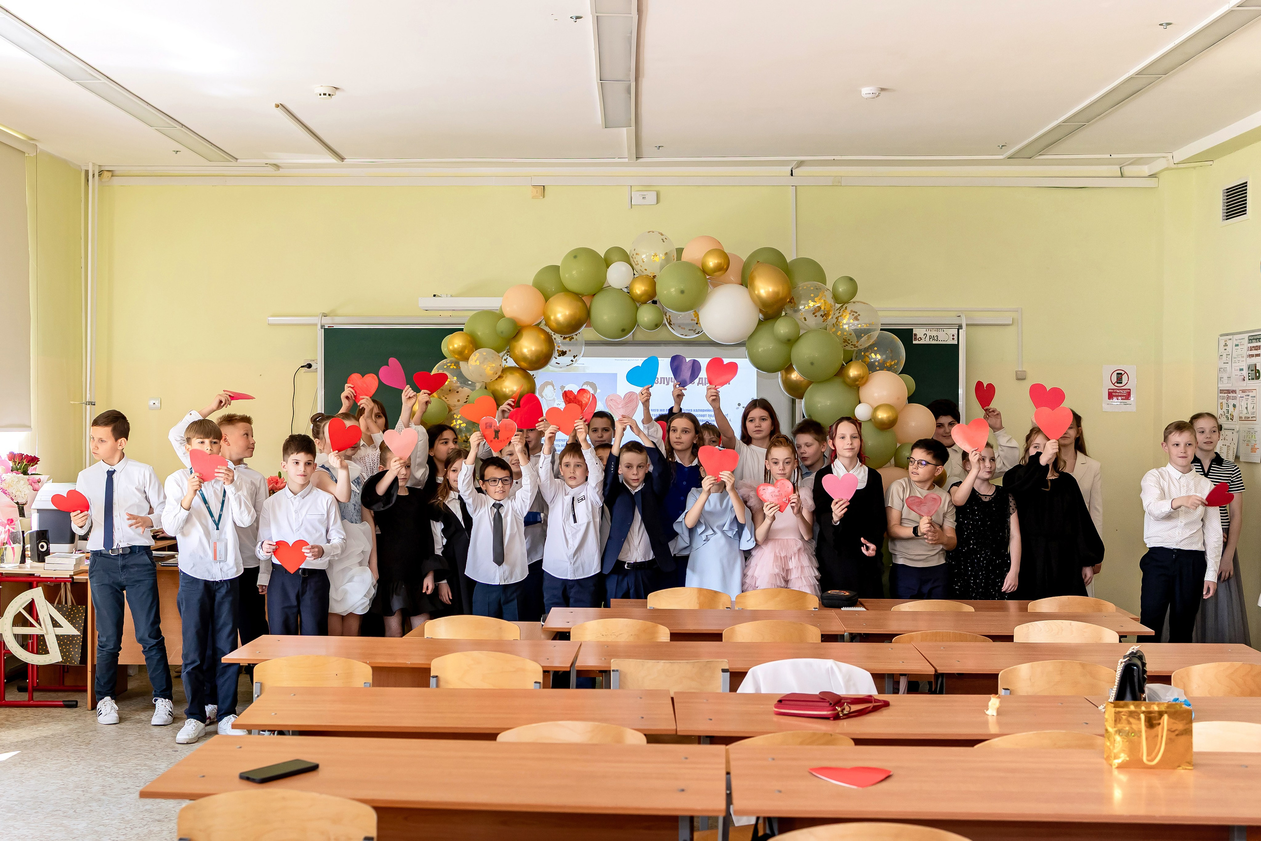 Выпускной в начальной школе в классе. Фотограф и видеограф Москва. Свадебный фотограф, видеограф. Выпускные альбомы. Оживающие альбомы