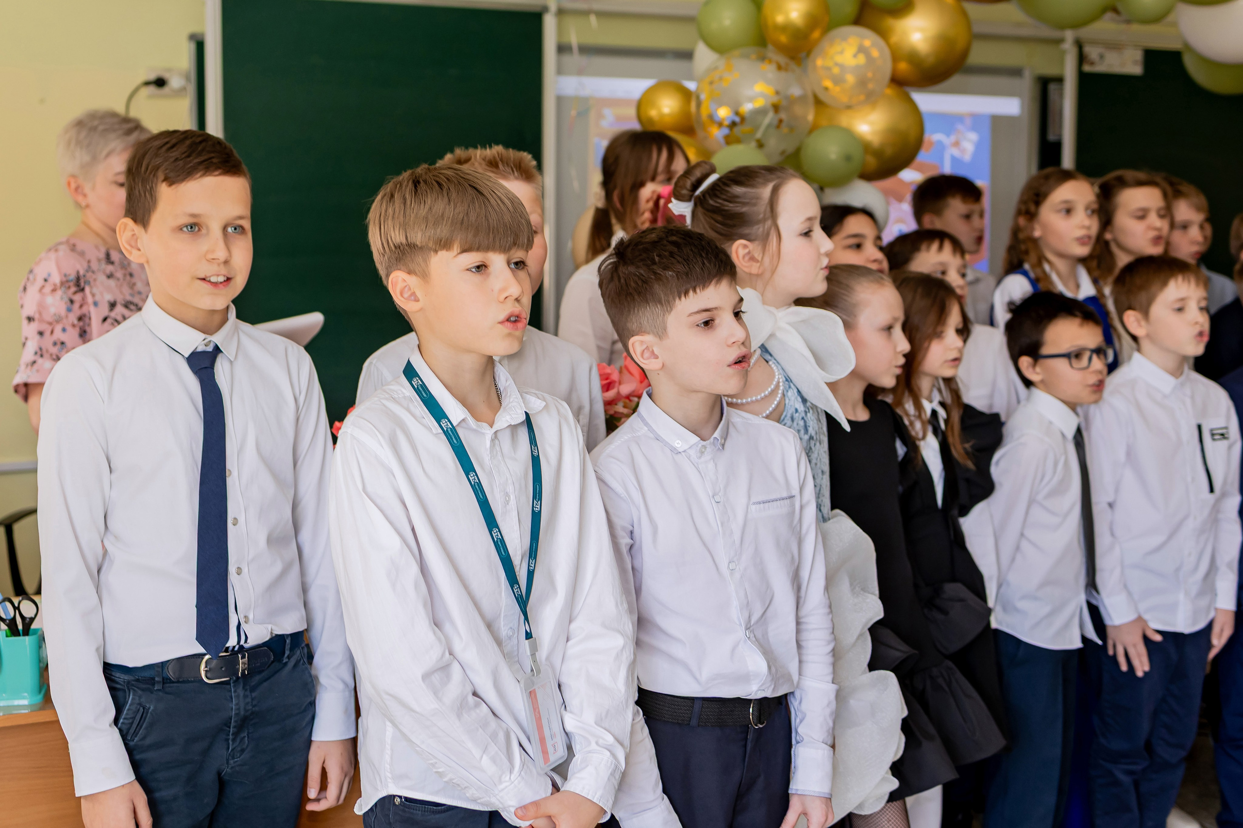 Выпускной в начальной школе в классе. Фотограф и видеограф Москва. Свадебный фотограф, видеограф. Выпускные альбомы. Оживающие альбомы