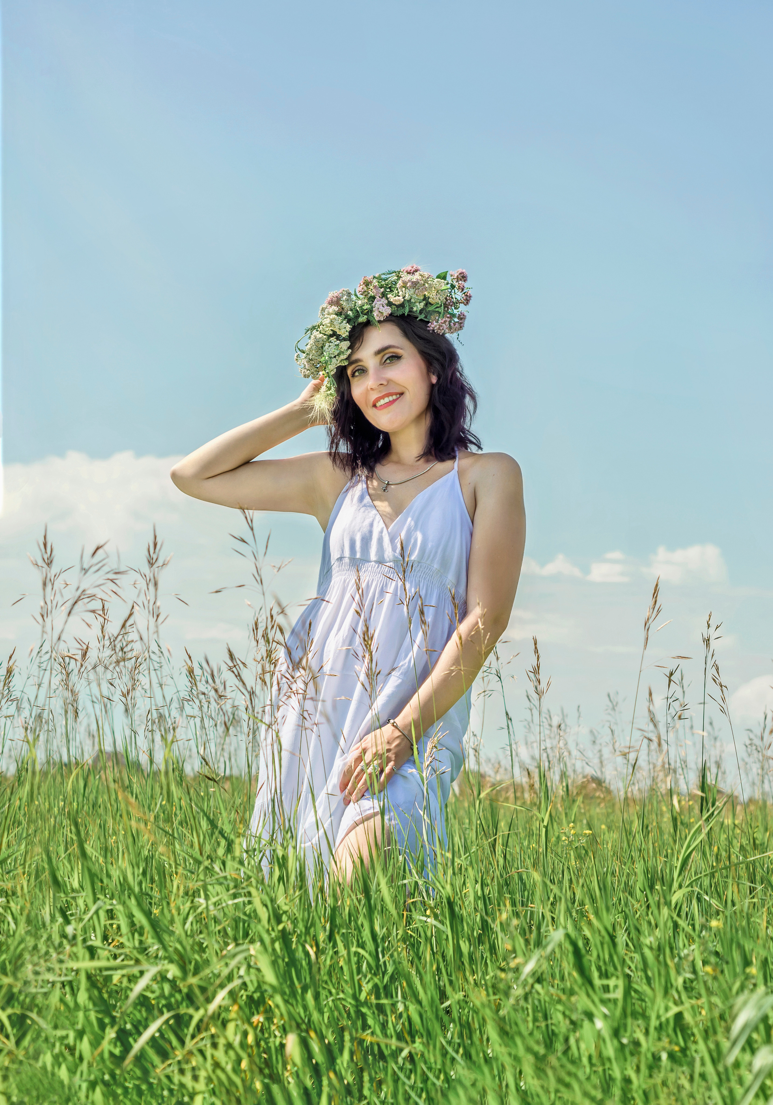 Летняя фотосессия девушки в белом сарафане, с венком на голове.