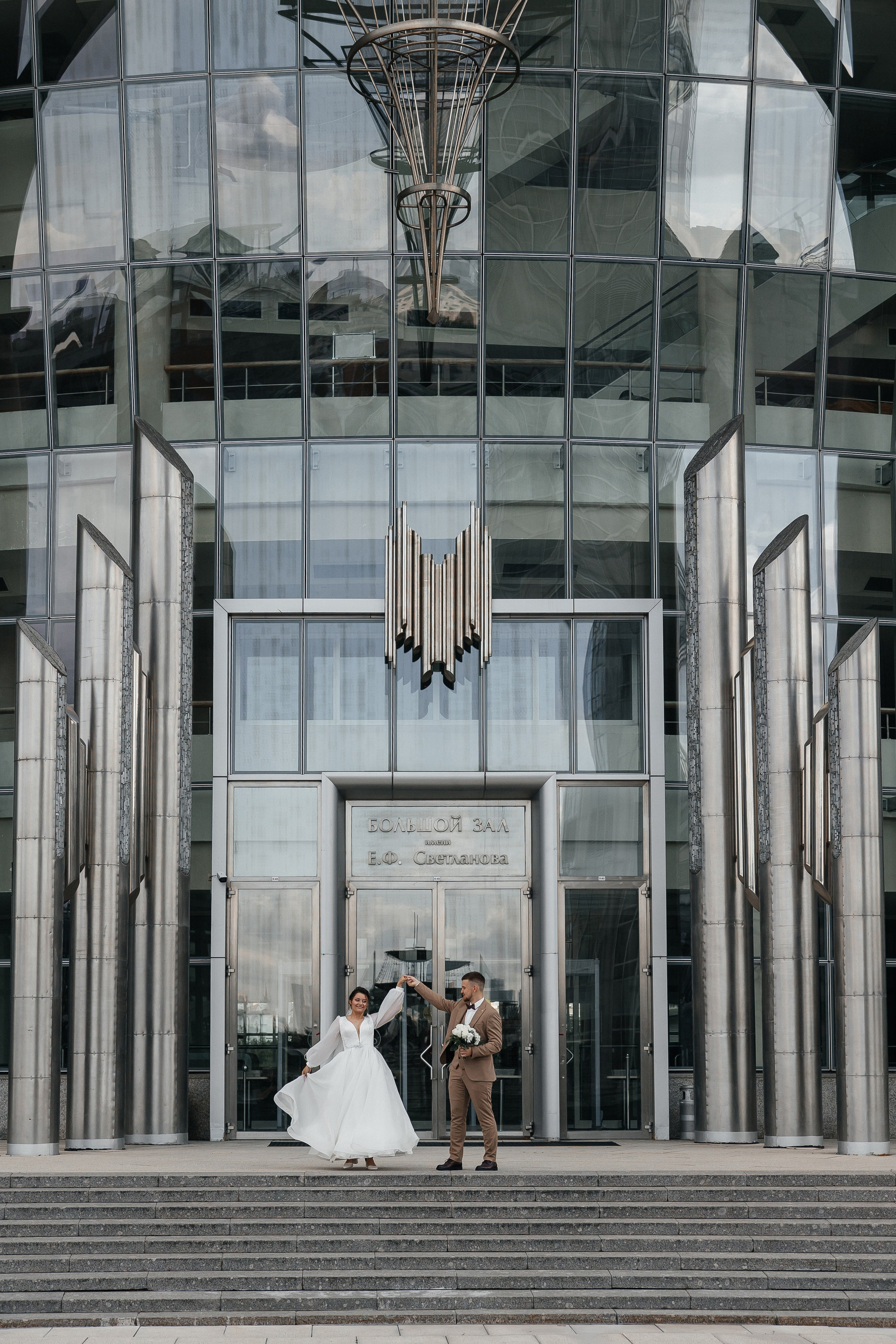 Свадебная фотосессия у Дома Музыки. Свадебный фотограф в Москве Дарья Олендарёва