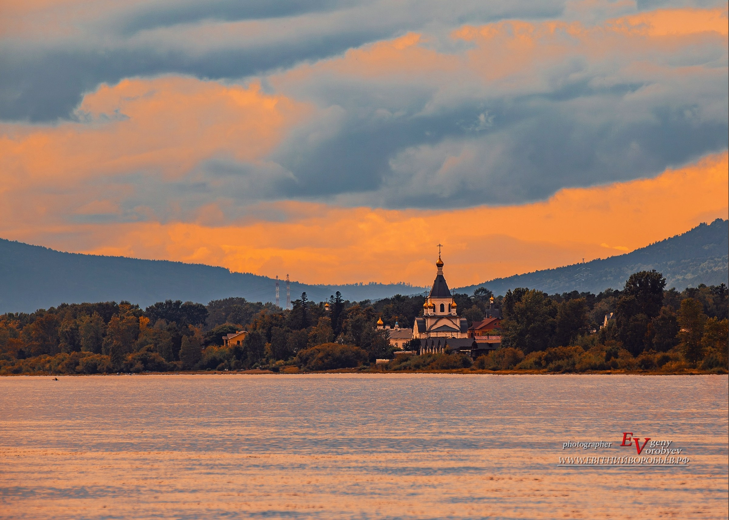 мужской монастырь на берегу Енисея на фоне заката Красноярск экскурсии индивидуальный тур фото фототур фотосессия аренда кабриолета аренда микроавтобуса трансфер цена заказать экскурсию программа маршрут смотровые площадки видовые красивые места Национальный парк заповедник Столбы Дивногорск Красноярская ГЭС путешествие туристический маршрут место силы Часовня Параскевы Пятницы Коммунальный мост остров Татышев Бобровый лог Николаевская сопка набережная Енисея село Овсянка музей Астафьева Караульная гора Виноградовский мост гид экскурсовод индивидуальная экскурсия фотосъемка виды на Енисей фанпарк Бобровый лог парк флоры и фауны Роев ручей Торгашинский хребет скала Такмак вантовый мост куда сходить цены расписание заказать онлайн экскурсионное обслуживание трансфер на комфортабельном автобусе