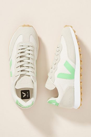 Профессиональная предметная съемка женских кроссовок для модных коллекций